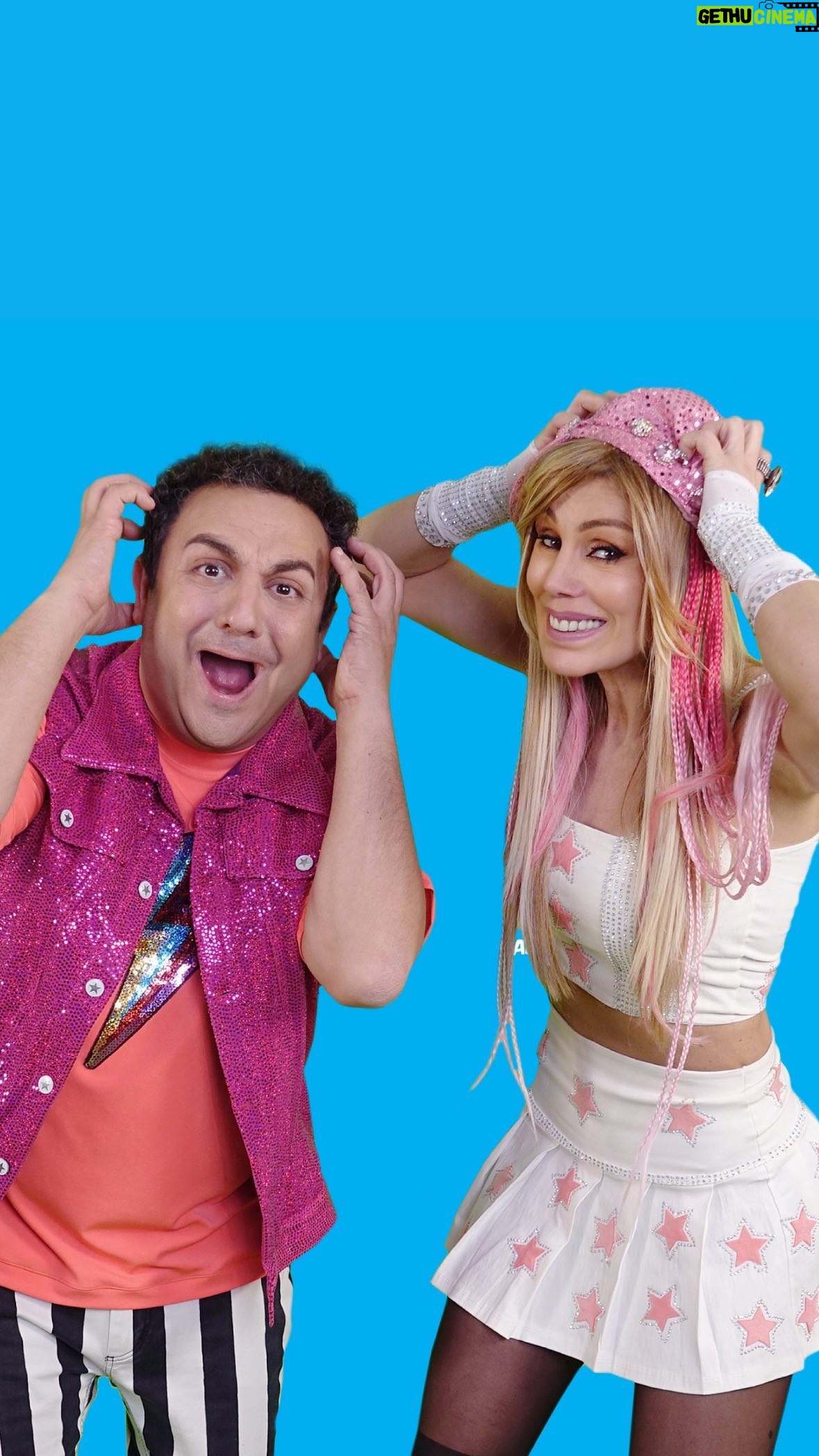 Diego Topa - 10.5K Likes - ¡Atención familias! FIN DEL SUSPENSO…👀
¡Anunciamos con mucha emoción que nuestro querido @diegotopaok 💘 se sumó para cantar, jugar y bailar junto a Panam en SE ARMÓ EL FIESTÓN 🎶 y ésto es un flor de notición!!! 🎉
Y si hay canción… hay videoclip!
🗓️ Super estreno MUY PRONTOOO.
SE ARMÓ EL FIESTON escrita por laura franco panam con música de Carlos Tarrío y arreglos de @fede.vilas
Chiquipines ¿Alguna vez tuvieron piojos? 🔎👾 Vamos a combatirlos juntos al ritmo de SE ARMÓ EL FIESTÓN
¡No se lo pueden perder! 🎉🎵💥🙌🎬🎉❤️
#panam #yosoypanam #panamfiesta #música #canciones #niños #alegria #juegos #diversión #topa #diegotopa #searmoelfieston