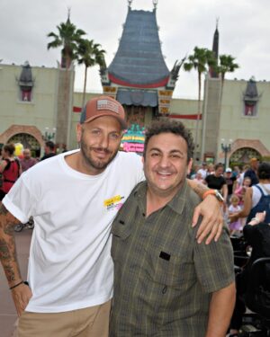 Diego Topa Instagram - Magia, amor, la emoción a flor de piel siempre en @disneyworld.latino ,son momentos que quedan para siempre guardados en el corazón. 
De chiquito soñaba siempre con poder conocer  Disney World. La vida me regaló, no solo poder conocerlo, sino que trabajar tantos años para una empresa que amo profundamente y me dio la posibilidad de conocer a tantas familias de Latinoamérica. 
En los parques pude conocer a muchas familias que venían a pedirme una foto y la frase que siempre me dicen es "fuiste mi infancia" les juro que cada vez que me la dicen. Me llega a lo más profundo de mi corazón. Y siempre estaré agradecido a todos por acompañarme. 

Acá en las fotos 📸Quiero compartirles un poco de lo espectacular que fue la visita a los parques. 

1# Mitai abrazando a su adorada Minnie 🩷 

2# con @soymuni y una Minnie más princesa para la foto.

3# Acá con mi querida Minnie dejando una foto para la posteridad 💫

4# con @soymuni y Mickey que nos recibió siempre con la mejor de las ondas ✨ recordando muchos momentos vividos. 

5# luego Mickey se cambió para tomarse una foto con @hugorodriguezok y conmigo, muy ondero 🩵

6# acá con @soucoqueiro un amigo increíble que me hace reír mucho y siempre alerta para sorprenderme. 

7# aquí todos juntos en una fotaza en Hollywood Studios. 

8#  con Muni en la tierra de Avatar. 

9# acá con Miti viendo muchos animales en el Safari. 

10# acá en la Torre del Terror 😳. Si soy fan! Jajaja en las historias pongo el video. 

 Gracias infinitas a @disneyworld.latino por regalarnos momentos inolvidables en familia ❤️💙💛💚🧡🩷🩵