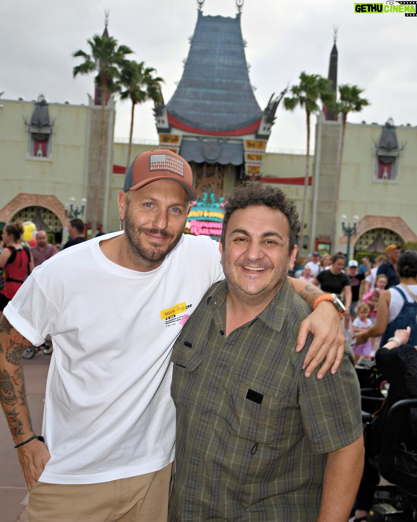 Diego Topa - 22K Likes - Magia, amor, la emoción a flor de piel siempre en @disneyworld.latino ,son momentos que quedan para siempre guardados en el corazón.
De chiquito soñaba siempre con poder conocer Disney World. La vida me regaló, no solo poder conocerlo, sino que trabajar tantos años para una empresa que amo profundamente y me dio la posibilidad de conocer a tantas familias de Latinoamérica.
En los parques pude conocer a muchas familias que venían a pedirme una foto y la frase que siempre me dicen es "fuiste mi infancia" les juro que cada vez que me la dicen. Me llega a lo más profundo de mi corazón. Y siempre estaré agradecido a todos por acompañarme.
Acá en las fotos 📸Quiero compartirles un poco de lo espectacular que fue la visita a los parques.
1# Mitai abrazando a su adorada Minnie 🩷
2# con @soymuni y una Minnie más princesa para la foto.
3# Acá con mi querida Minnie dejando una foto para la posteridad 💫
4# con @soymuni y Mickey que nos recibió siempre con la mejor de las ondas ✨ recordando muchos momentos vividos.
5# luego Mickey se cambió para tomarse una foto con @hugorodriguezok y conmigo, muy ondero 🩵
6# acá con @soucoqueiro un amigo increíble que me hace reír mucho y siempre alerta para sorprenderme.
7# aquí todos juntos en una fotaza en Hollywood Studios.
8# con Muni en la tierra de Avatar.
9# acá con Miti viendo muchos animales en el Safari.
10# acá en la Torre del Terror 😳. Si soy fan! Jajaja en las historias pongo el video.
Gracias infinitas a @disneyworld.latino por regalarnos momentos inolvidables en familia ❤️💙💛💚🧡🩷🩵