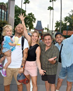 Diego Topa Instagram - Magia, amor, la emoción a flor de piel siempre en @disneyworld.latino ,son momentos que quedan para siempre guardados en el corazón. 
De chiquito soñaba siempre con poder conocer  Disney World. La vida me regaló, no solo poder conocerlo, sino que trabajar tantos años para una empresa que amo profundamente y me dio la posibilidad de conocer a tantas familias de Latinoamérica. 
En los parques pude conocer a muchas familias que venían a pedirme una foto y la frase que siempre me dicen es "fuiste mi infancia" les juro que cada vez que me la dicen. Me llega a lo más profundo de mi corazón. Y siempre estaré agradecido a todos por acompañarme. 

Acá en las fotos 📸Quiero compartirles un poco de lo espectacular que fue la visita a los parques. 

1# Mitai abrazando a su adorada Minnie 🩷 

2# con @soymuni y una Minnie más princesa para la foto.

3# Acá con mi querida Minnie dejando una foto para la posteridad 💫

4# con @soymuni y Mickey que nos recibió siempre con la mejor de las ondas ✨ recordando muchos momentos vividos. 

5# luego Mickey se cambió para tomarse una foto con @hugorodriguezok y conmigo, muy ondero 🩵

6# acá con @soucoqueiro un amigo increíble que me hace reír mucho y siempre alerta para sorprenderme. 

7# aquí todos juntos en una fotaza en Hollywood Studios. 

8#  con Muni en la tierra de Avatar. 

9# acá con Miti viendo muchos animales en el Safari. 

10# acá en la Torre del Terror 😳. Si soy fan! Jajaja en las historias pongo el video. 

 Gracias infinitas a @disneyworld.latino por regalarnos momentos inolvidables en familia ❤️💙💛💚🧡🩷🩵
