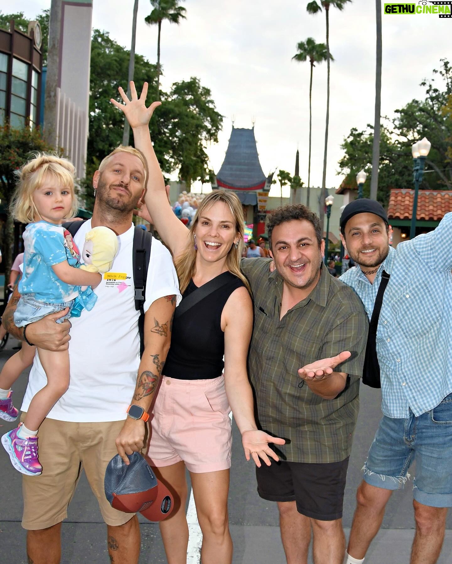 Diego Topa - 22K Likes - Magia, amor, la emoción a flor de piel siempre en @disneyworld.latino ,son momentos que quedan para siempre guardados en el corazón.
De chiquito soñaba siempre con poder conocer Disney World. La vida me regaló, no solo poder conocerlo, sino que trabajar tantos años para una empresa que amo profundamente y me dio la posibilidad de conocer a tantas familias de Latinoamérica.
En los parques pude conocer a muchas familias que venían a pedirme una foto y la frase que siempre me dicen es "fuiste mi infancia" les juro que cada vez que me la dicen. Me llega a lo más profundo de mi corazón. Y siempre estaré agradecido a todos por acompañarme.
Acá en las fotos 📸Quiero compartirles un poco de lo espectacular que fue la visita a los parques.
1# Mitai abrazando a su adorada Minnie 🩷
2# con @soymuni y una Minnie más princesa para la foto.
3# Acá con mi querida Minnie dejando una foto para la posteridad 💫
4# con @soymuni y Mickey que nos recibió siempre con la mejor de las ondas ✨ recordando muchos momentos vividos.
5# luego Mickey se cambió para tomarse una foto con @hugorodriguezok y conmigo, muy ondero 🩵
6# acá con @soucoqueiro un amigo increíble que me hace reír mucho y siempre alerta para sorprenderme.
7# aquí todos juntos en una fotaza en Hollywood Studios.
8# con Muni en la tierra de Avatar.
9# acá con Miti viendo muchos animales en el Safari.
10# acá en la Torre del Terror 😳. Si soy fan! Jajaja en las historias pongo el video.
Gracias infinitas a @disneyworld.latino por regalarnos momentos inolvidables en familia ❤️💙💛💚🧡🩷🩵