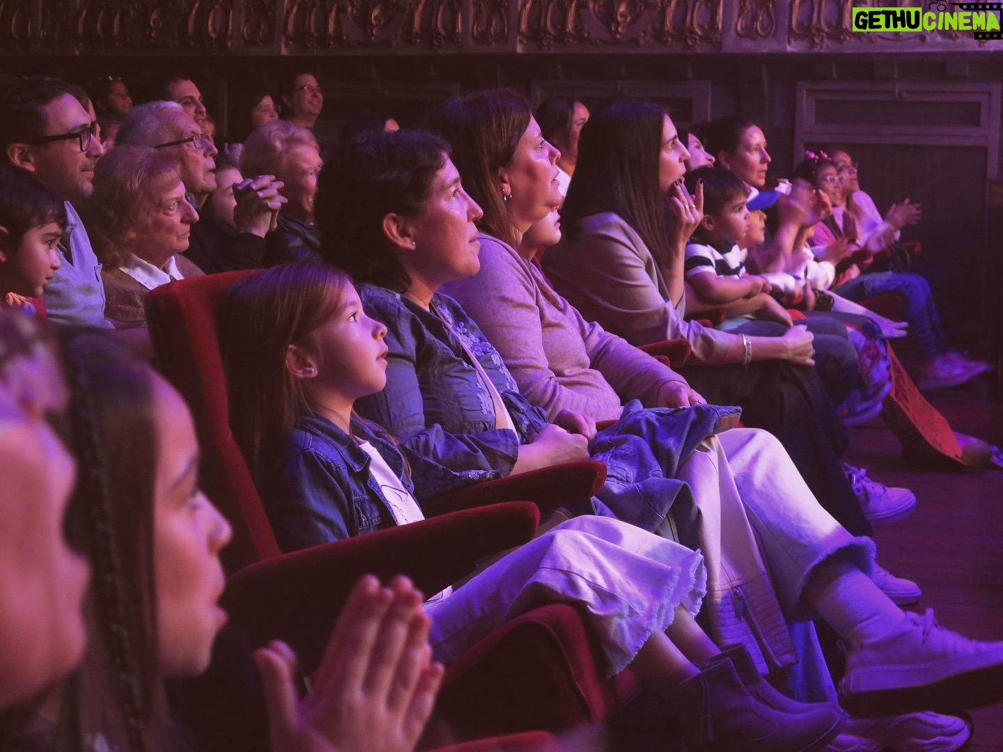 Diego Topa - 1.9K Likes - @diegotopaok , uno de los artistas más carismáticos y queridos por todas las familias, se presentó nuevamente con #ElColiseo con su show musical lleno de alegría y color, en el que los más chiquitos y sus familias cantaron y bailaron sus grandes éxitos y sus más recientes lanzamientos.
📸 Acá te dejamos un resumen fotográfico 📸
#Temporada2024 #Topa #Teatro #infantil