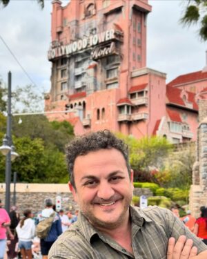 Diego Topa Instagram - Magia, amor, la emoción a flor de piel siempre en @disneyworld.latino ,son momentos que quedan para siempre guardados en el corazón. 
De chiquito soñaba siempre con poder conocer  Disney World. La vida me regaló, no solo poder conocerlo, sino que trabajar tantos años para una empresa que amo profundamente y me dio la posibilidad de conocer a tantas familias de Latinoamérica. 
En los parques pude conocer a muchas familias que venían a pedirme una foto y la frase que siempre me dicen es "fuiste mi infancia" les juro que cada vez que me la dicen. Me llega a lo más profundo de mi corazón. Y siempre estaré agradecido a todos por acompañarme. 

Acá en las fotos 📸Quiero compartirles un poco de lo espectacular que fue la visita a los parques. 

1# Mitai abrazando a su adorada Minnie 🩷 

2# con @soymuni y una Minnie más princesa para la foto.

3# Acá con mi querida Minnie dejando una foto para la posteridad 💫

4# con @soymuni y Mickey que nos recibió siempre con la mejor de las ondas ✨ recordando muchos momentos vividos. 

5# luego Mickey se cambió para tomarse una foto con @hugorodriguezok y conmigo, muy ondero 🩵

6# acá con @soucoqueiro un amigo increíble que me hace reír mucho y siempre alerta para sorprenderme. 

7# aquí todos juntos en una fotaza en Hollywood Studios. 

8#  con Muni en la tierra de Avatar. 

9# acá con Miti viendo muchos animales en el Safari. 

10# acá en la Torre del Terror 😳. Si soy fan! Jajaja en las historias pongo el video. 

 Gracias infinitas a @disneyworld.latino por regalarnos momentos inolvidables en familia ❤️💙💛💚🧡🩷🩵