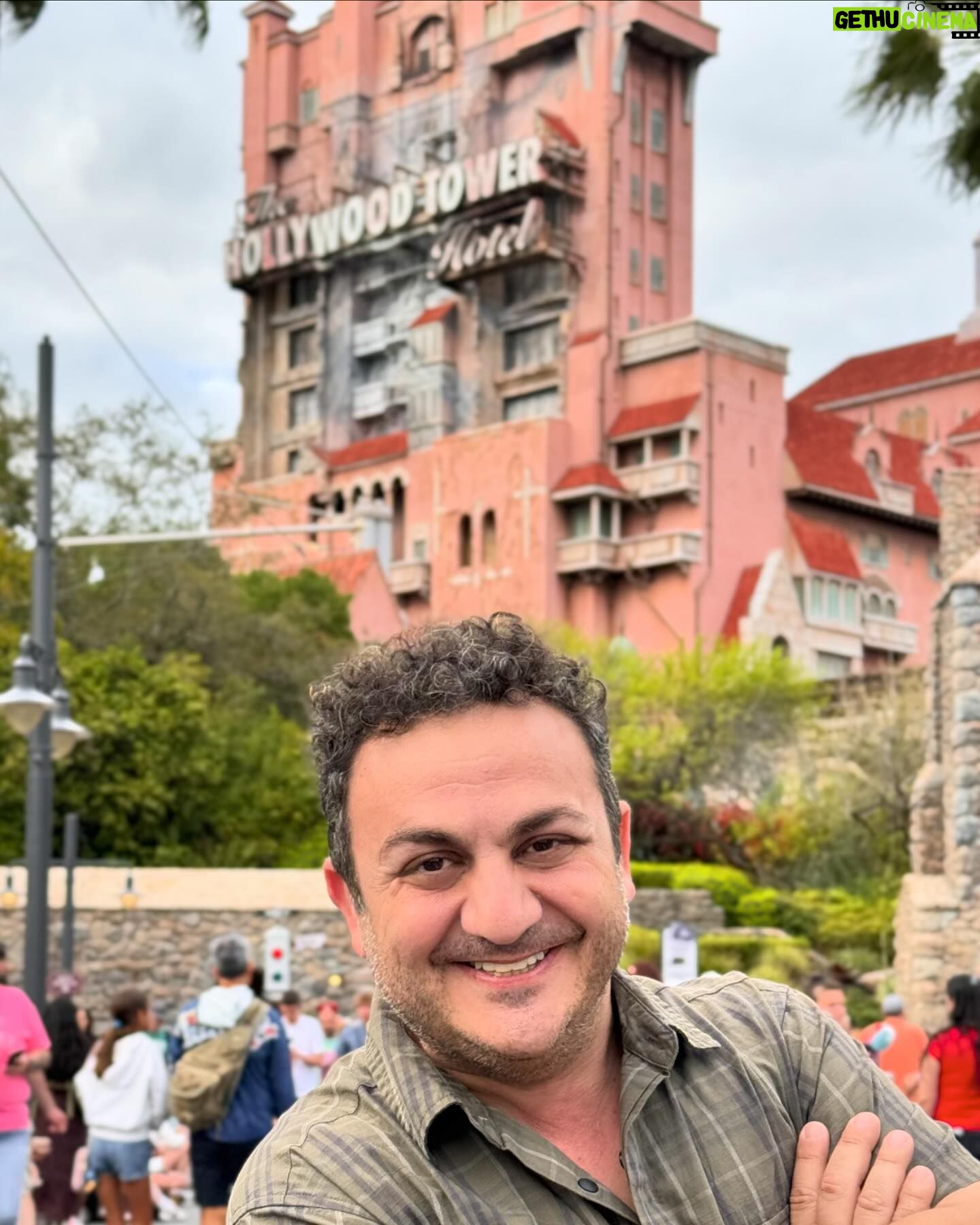 Diego Topa - 22K Likes - Magia, amor, la emoción a flor de piel siempre en @disneyworld.latino ,son momentos que quedan para siempre guardados en el corazón.
De chiquito soñaba siempre con poder conocer Disney World. La vida me regaló, no solo poder conocerlo, sino que trabajar tantos años para una empresa que amo profundamente y me dio la posibilidad de conocer a tantas familias de Latinoamérica.
En los parques pude conocer a muchas familias que venían a pedirme una foto y la frase que siempre me dicen es "fuiste mi infancia" les juro que cada vez que me la dicen. Me llega a lo más profundo de mi corazón. Y siempre estaré agradecido a todos por acompañarme.
Acá en las fotos 📸Quiero compartirles un poco de lo espectacular que fue la visita a los parques.
1# Mitai abrazando a su adorada Minnie 🩷
2# con @soymuni y una Minnie más princesa para la foto.
3# Acá con mi querida Minnie dejando una foto para la posteridad 💫
4# con @soymuni y Mickey que nos recibió siempre con la mejor de las ondas ✨ recordando muchos momentos vividos.
5# luego Mickey se cambió para tomarse una foto con @hugorodriguezok y conmigo, muy ondero 🩵
6# acá con @soucoqueiro un amigo increíble que me hace reír mucho y siempre alerta para sorprenderme.
7# aquí todos juntos en una fotaza en Hollywood Studios.
8# con Muni en la tierra de Avatar.
9# acá con Miti viendo muchos animales en el Safari.
10# acá en la Torre del Terror 😳. Si soy fan! Jajaja en las historias pongo el video.
Gracias infinitas a @disneyworld.latino por regalarnos momentos inolvidables en familia ❤️💙💛💚🧡🩷🩵