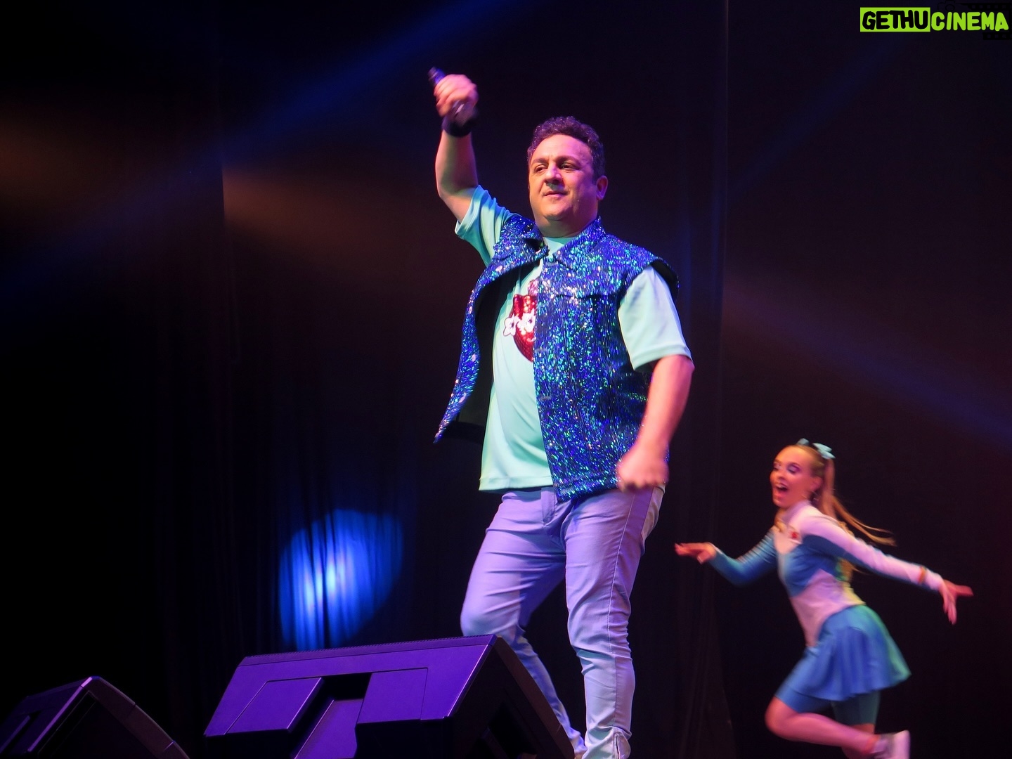Diego Topa - 1.9K Likes - @diegotopaok , uno de los artistas más carismáticos y queridos por todas las familias, se presentó nuevamente con #ElColiseo con su show musical lleno de alegría y color, en el que los más chiquitos y sus familias cantaron y bailaron sus grandes éxitos y sus más recientes lanzamientos.
📸 Acá te dejamos un resumen fotográfico 📸
#Temporada2024 #Topa #Teatro #infantil