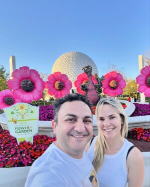 Diego Topa Instagram - Venir a Disney es siempre increíble. Y con amigos es alucinante. Hace un mes atrás, salió esta idea hermosa de volver juntos  con @soymuni y en familia para dejar momentos mágicos guardados en nuestro corazón y sobre todo en el de nuestras hijas. ¡Mitai y Carmelita juntas son una pelicula aparte! Todos los días son una aventura. Lleno de emociones. Acá les dejo algunos momentos en fotos de nuestra visita en EPCOT. Eternamente agradecidos a @disneyworld.latino por acompañarnos siempre ❤️. 
1# en la entrada al parque todo está lleno de flores porque se celebra el "International flower garden 2024. 
2#  Dama y vagabundo 
3# El rey Leon 
4# y 5# Miti y Carmelita disfrutando 
5# posando con el Icono de Epcot la pelota gigante de Golf 
6# comiendo un Preztel tradicional. 
7# En la tierra de Moana. ¡Qué precioso es!
8# Feliz y agradecido con los personajes de Wish.