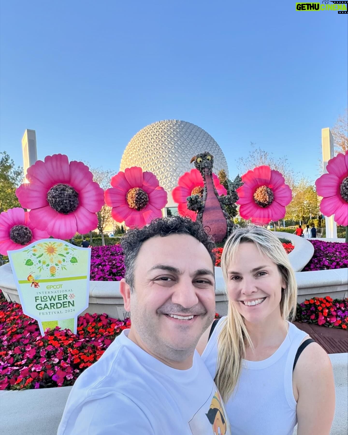 Diego Topa - 32.3K Likes - Venir a Disney es siempre increíble. Y con amigos es alucinante. Hace un mes atrás, salió esta idea hermosa de volver juntos con @soymuni y en familia para dejar momentos mágicos guardados en nuestro corazón y sobre todo en el de nuestras hijas. ¡Mitai y Carmelita juntas son una pelicula aparte! Todos los días son una aventura. Lleno de emociones. Acá les dejo algunos momentos en fotos de nuestra visita en EPCOT. Eternamente agradecidos a @disneyworld.latino por acompañarnos siempre ❤️.
1# en la entrada al parque todo está lleno de flores porque se celebra el "International flower garden 2024.
2# Dama y vagabundo
3# El rey Leon
4# y 5# Miti y Carmelita disfrutando
5# posando con el Icono de Epcot la pelota gigante de Golf
6# comiendo un Preztel tradicional.
7# En la tierra de Moana. ¡Qué precioso es!
8# Feliz y agradecido con los personajes de Wish.
