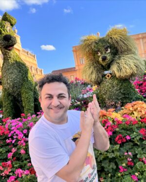 Diego Topa Instagram - Venir a Disney es siempre increíble. Y con amigos es alucinante. Hace un mes atrás, salió esta idea hermosa de volver juntos  con @soymuni y en familia para dejar momentos mágicos guardados en nuestro corazón y sobre todo en el de nuestras hijas. ¡Mitai y Carmelita juntas son una pelicula aparte! Todos los días son una aventura. Lleno de emociones. Acá les dejo algunos momentos en fotos de nuestra visita en EPCOT. Eternamente agradecidos a @disneyworld.latino por acompañarnos siempre ❤️. 
1# en la entrada al parque todo está lleno de flores porque se celebra el "International flower garden 2024. 
2#  Dama y vagabundo 
3# El rey Leon 
4# y 5# Miti y Carmelita disfrutando 
5# posando con el Icono de Epcot la pelota gigante de Golf 
6# comiendo un Preztel tradicional. 
7# En la tierra de Moana. ¡Qué precioso es!
8# Feliz y agradecido con los personajes de Wish.