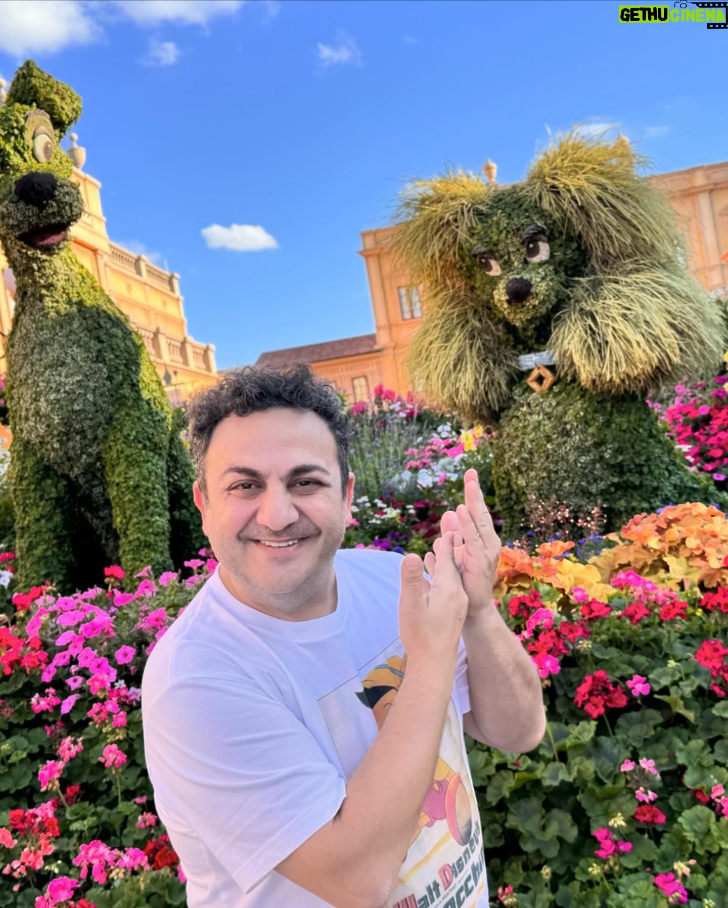 Diego Topa - 32.3K Likes - Venir a Disney es siempre increíble. Y con amigos es alucinante. Hace un mes atrás, salió esta idea hermosa de volver juntos con @soymuni y en familia para dejar momentos mágicos guardados en nuestro corazón y sobre todo en el de nuestras hijas. ¡Mitai y Carmelita juntas son una pelicula aparte! Todos los días son una aventura. Lleno de emociones. Acá les dejo algunos momentos en fotos de nuestra visita en EPCOT. Eternamente agradecidos a @disneyworld.latino por acompañarnos siempre ❤️.
1# en la entrada al parque todo está lleno de flores porque se celebra el "International flower garden 2024.
2# Dama y vagabundo
3# El rey Leon
4# y 5# Miti y Carmelita disfrutando
5# posando con el Icono de Epcot la pelota gigante de Golf
6# comiendo un Preztel tradicional.
7# En la tierra de Moana. ¡Qué precioso es!
8# Feliz y agradecido con los personajes de Wish.