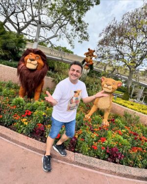 Diego Topa Instagram - Venir a Disney es siempre increíble. Y con amigos es alucinante. Hace un mes atrás, salió esta idea hermosa de volver juntos  con @soymuni y en familia para dejar momentos mágicos guardados en nuestro corazón y sobre todo en el de nuestras hijas. ¡Mitai y Carmelita juntas son una pelicula aparte! Todos los días son una aventura. Lleno de emociones. Acá les dejo algunos momentos en fotos de nuestra visita en EPCOT. Eternamente agradecidos a @disneyworld.latino por acompañarnos siempre ❤️. 
1# en la entrada al parque todo está lleno de flores porque se celebra el "International flower garden 2024. 
2#  Dama y vagabundo 
3# El rey Leon 
4# y 5# Miti y Carmelita disfrutando 
5# posando con el Icono de Epcot la pelota gigante de Golf 
6# comiendo un Preztel tradicional. 
7# En la tierra de Moana. ¡Qué precioso es!
8# Feliz y agradecido con los personajes de Wish.