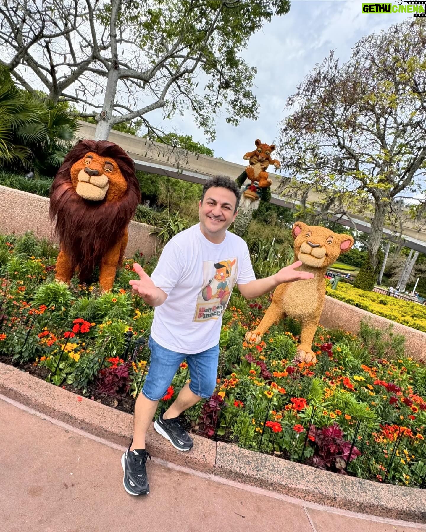 Diego Topa - 32.3K Likes - Venir a Disney es siempre increíble. Y con amigos es alucinante. Hace un mes atrás, salió esta idea hermosa de volver juntos con @soymuni y en familia para dejar momentos mágicos guardados en nuestro corazón y sobre todo en el de nuestras hijas. ¡Mitai y Carmelita juntas son una pelicula aparte! Todos los días son una aventura. Lleno de emociones. Acá les dejo algunos momentos en fotos de nuestra visita en EPCOT. Eternamente agradecidos a @disneyworld.latino por acompañarnos siempre ❤️.
1# en la entrada al parque todo está lleno de flores porque se celebra el "International flower garden 2024.
2# Dama y vagabundo
3# El rey Leon
4# y 5# Miti y Carmelita disfrutando
5# posando con el Icono de Epcot la pelota gigante de Golf
6# comiendo un Preztel tradicional.
7# En la tierra de Moana. ¡Qué precioso es!
8# Feliz y agradecido con los personajes de Wish.