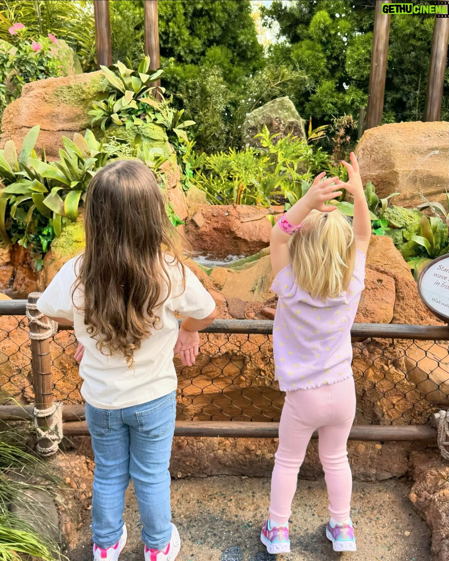 Diego Topa - 32.3K Likes - Venir a Disney es siempre increíble. Y con amigos es alucinante. Hace un mes atrás, salió esta idea hermosa de volver juntos con @soymuni y en familia para dejar momentos mágicos guardados en nuestro corazón y sobre todo en el de nuestras hijas. ¡Mitai y Carmelita juntas son una pelicula aparte! Todos los días son una aventura. Lleno de emociones. Acá les dejo algunos momentos en fotos de nuestra visita en EPCOT. Eternamente agradecidos a @disneyworld.latino por acompañarnos siempre ❤️.
1# en la entrada al parque todo está lleno de flores porque se celebra el "International flower garden 2024.
2# Dama y vagabundo
3# El rey Leon
4# y 5# Miti y Carmelita disfrutando
5# posando con el Icono de Epcot la pelota gigante de Golf
6# comiendo un Preztel tradicional.
7# En la tierra de Moana. ¡Qué precioso es!
8# Feliz y agradecido con los personajes de Wish.