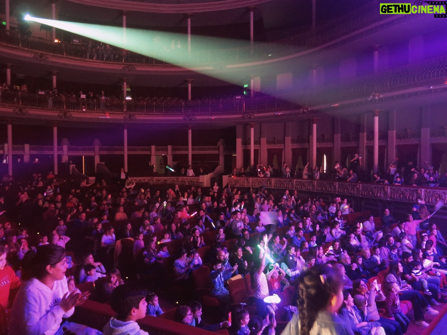 Diego Topa - 1.9K Likes - @diegotopaok , uno de los artistas más carismáticos y queridos por todas las familias, se presentó nuevamente con #ElColiseo con su show musical lleno de alegría y color, en el que los más chiquitos y sus familias cantaron y bailaron sus grandes éxitos y sus más recientes lanzamientos.
📸 Acá te dejamos un resumen fotográfico 📸
#Temporada2024 #Topa #Teatro #infantil