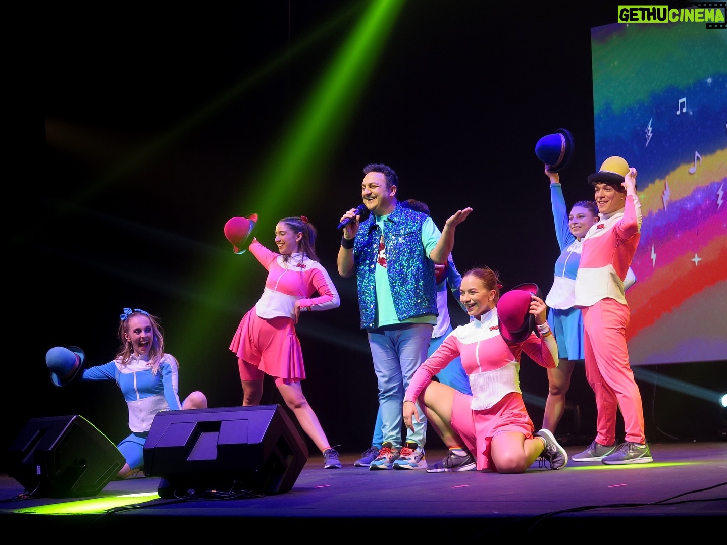 Diego Topa - 1.9K Likes - @diegotopaok , uno de los artistas más carismáticos y queridos por todas las familias, se presentó nuevamente con #ElColiseo con su show musical lleno de alegría y color, en el que los más chiquitos y sus familias cantaron y bailaron sus grandes éxitos y sus más recientes lanzamientos.
📸 Acá te dejamos un resumen fotográfico 📸
#Temporada2024 #Topa #Teatro #infantil