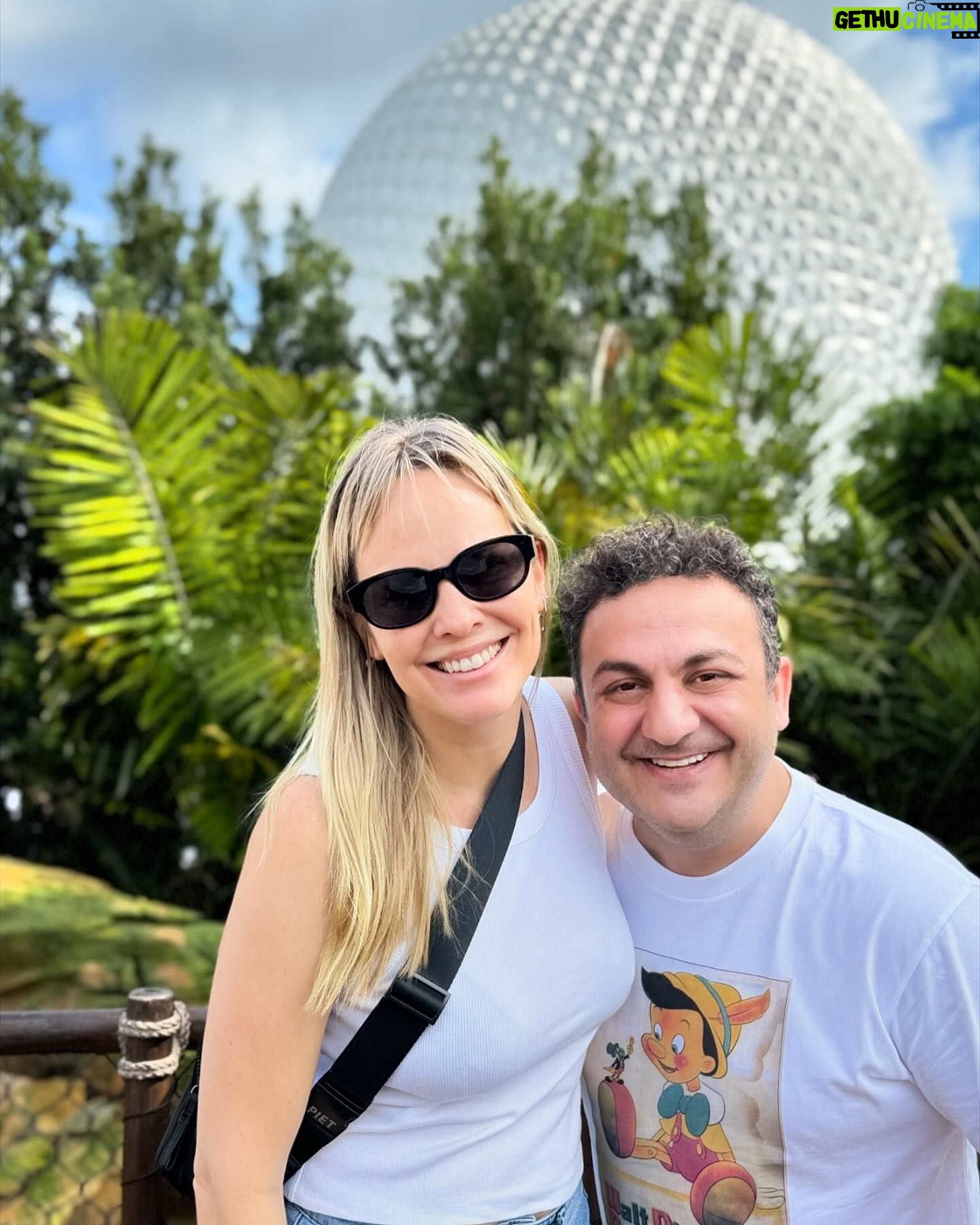 Diego Topa - 32.3K Likes - Venir a Disney es siempre increíble. Y con amigos es alucinante. Hace un mes atrás, salió esta idea hermosa de volver juntos con @soymuni y en familia para dejar momentos mágicos guardados en nuestro corazón y sobre todo en el de nuestras hijas. ¡Mitai y Carmelita juntas son una pelicula aparte! Todos los días son una aventura. Lleno de emociones. Acá les dejo algunos momentos en fotos de nuestra visita en EPCOT. Eternamente agradecidos a @disneyworld.latino por acompañarnos siempre ❤️.
1# en la entrada al parque todo está lleno de flores porque se celebra el "International flower garden 2024.
2# Dama y vagabundo
3# El rey Leon
4# y 5# Miti y Carmelita disfrutando
5# posando con el Icono de Epcot la pelota gigante de Golf
6# comiendo un Preztel tradicional.
7# En la tierra de Moana. ¡Qué precioso es!
8# Feliz y agradecido con los personajes de Wish.