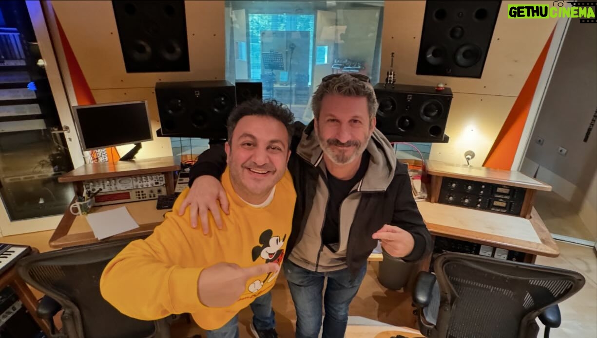 Diego Topa - 4.7K Likes - Último día de este hermoso mini viaje de trabajo junto a personas que quiero y admiro muchísimo.
❤️La vida me regala momentos maravillosos junto a mi hermano @fedemonterot que después de casi 2 años nos reencontramos para seguir haciendo música.
👉🏻Edu es @experienciaproduccion mi nuevo manager y compañero de aventuras laborales cuida cada detalle para que sea increíble.
Y se preguntan ¿por qué en ITALIA 🇮🇹?
Porque está el mejor productor de música infantil. @alberto.mantovani.alman para @almankids 💕 . Lo conocí gracias a mi querida amiga @lulipampinoficial cuando vinimos a hacer nuestro precioso disco ✨"VAMOS a JUGAR"✨
Pasamos unos días de muchísimo trabajo grabando canciones increíbles para ustedes.
En breve ya van a ir escuchándolas para que antes de fin de año. Llegue mi nuevo disco.
Gracias a mi familia hermosa que desde Buenos Aires me bancan en todas 😍.
¡Gracias a todos por acompañarme en este nuevo viaje musical!