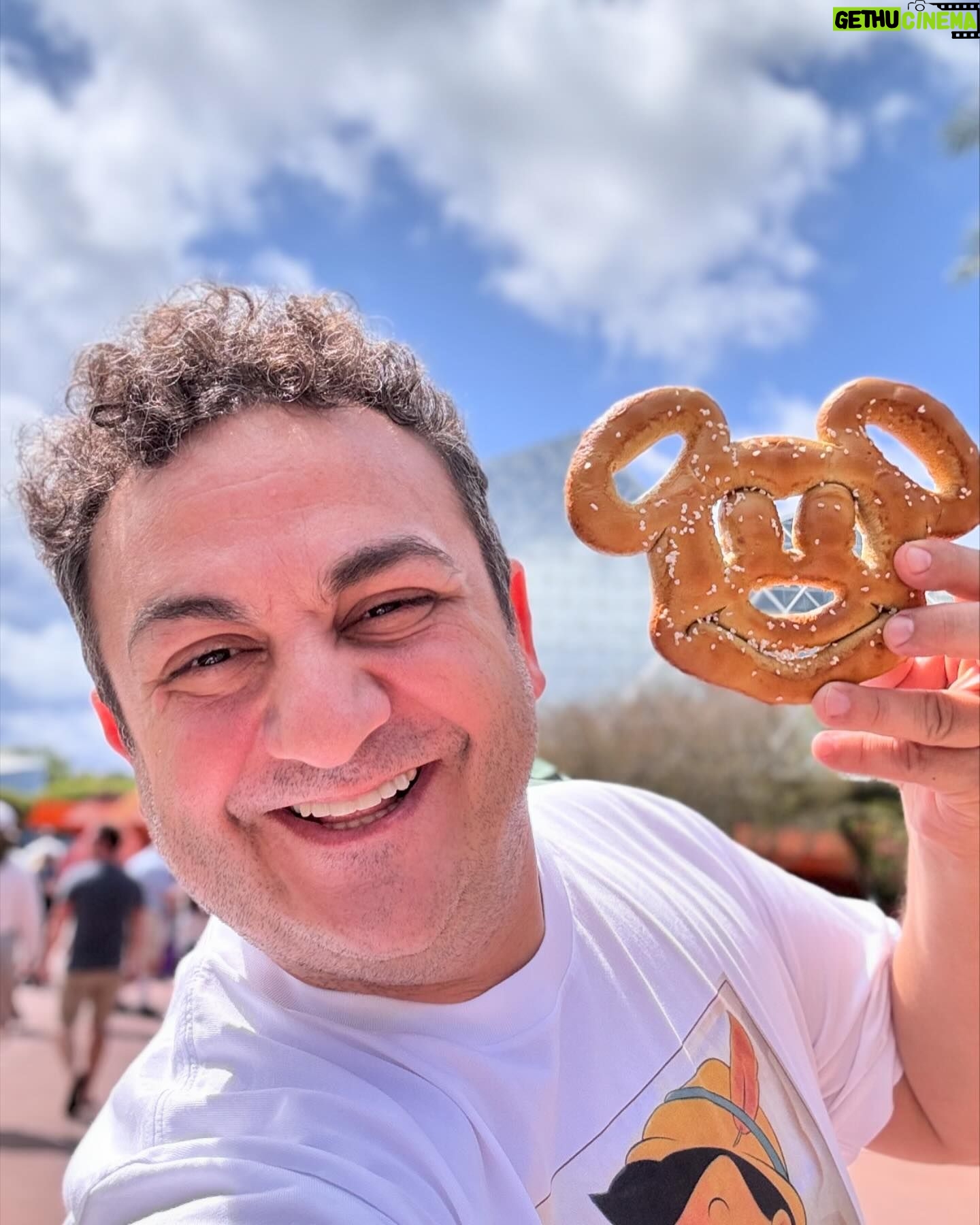 Diego Topa - 32.3K Likes - Venir a Disney es siempre increíble. Y con amigos es alucinante. Hace un mes atrás, salió esta idea hermosa de volver juntos con @soymuni y en familia para dejar momentos mágicos guardados en nuestro corazón y sobre todo en el de nuestras hijas. ¡Mitai y Carmelita juntas son una pelicula aparte! Todos los días son una aventura. Lleno de emociones. Acá les dejo algunos momentos en fotos de nuestra visita en EPCOT. Eternamente agradecidos a @disneyworld.latino por acompañarnos siempre ❤️.
1# en la entrada al parque todo está lleno de flores porque se celebra el "International flower garden 2024.
2# Dama y vagabundo
3# El rey Leon
4# y 5# Miti y Carmelita disfrutando
5# posando con el Icono de Epcot la pelota gigante de Golf
6# comiendo un Preztel tradicional.
7# En la tierra de Moana. ¡Qué precioso es!
8# Feliz y agradecido con los personajes de Wish.