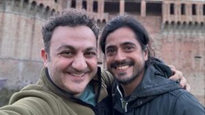 Diego Topa Instagram - Último día de este hermoso mini viaje de trabajo junto a personas que quiero y admiro muchísimo. 

❤️La vida me regala momentos maravillosos junto a mi hermano @fedemonterot que después de casi 2 años nos reencontramos para seguir haciendo música. 

👉🏻Edu es @experienciaproduccion mi nuevo manager y compañero de aventuras laborales cuida cada detalle para que sea increíble. 

Y se preguntan ¿por qué en ITALIA 🇮🇹? 
Porque está el mejor productor de música infantil. @alberto.mantovani.alman para @almankids 💕 . Lo conocí gracias a mi querida amiga @lulipampinoficial cuando vinimos a hacer nuestro precioso disco ✨"VAMOS a JUGAR"✨

Pasamos unos días de muchísimo trabajo grabando canciones increíbles para ustedes. 
En breve ya van a ir escuchándolas para que antes de fin de año. Llegue mi nuevo disco. 

Gracias a mi familia hermosa que desde Buenos Aires me bancan en todas 😍. 

¡Gracias a todos por acompañarme en este nuevo viaje musical!