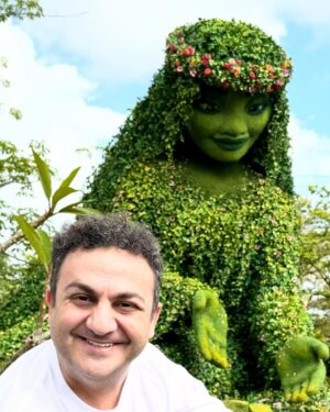Diego Topa Instagram - Venir a Disney es siempre increíble. Y con amigos es alucinante. Hace un mes atrás, salió esta idea hermosa de volver juntos  con @soymuni y en familia para dejar momentos mágicos guardados en nuestro corazón y sobre todo en el de nuestras hijas. ¡Mitai y Carmelita juntas son una pelicula aparte! Todos los días son una aventura. Lleno de emociones. Acá les dejo algunos momentos en fotos de nuestra visita en EPCOT. Eternamente agradecidos a @disneyworld.latino por acompañarnos siempre ❤️. 
1# en la entrada al parque todo está lleno de flores porque se celebra el "International flower garden 2024. 
2#  Dama y vagabundo 
3# El rey Leon 
4# y 5# Miti y Carmelita disfrutando 
5# posando con el Icono de Epcot la pelota gigante de Golf 
6# comiendo un Preztel tradicional. 
7# En la tierra de Moana. ¡Qué precioso es!
8# Feliz y agradecido con los personajes de Wish.