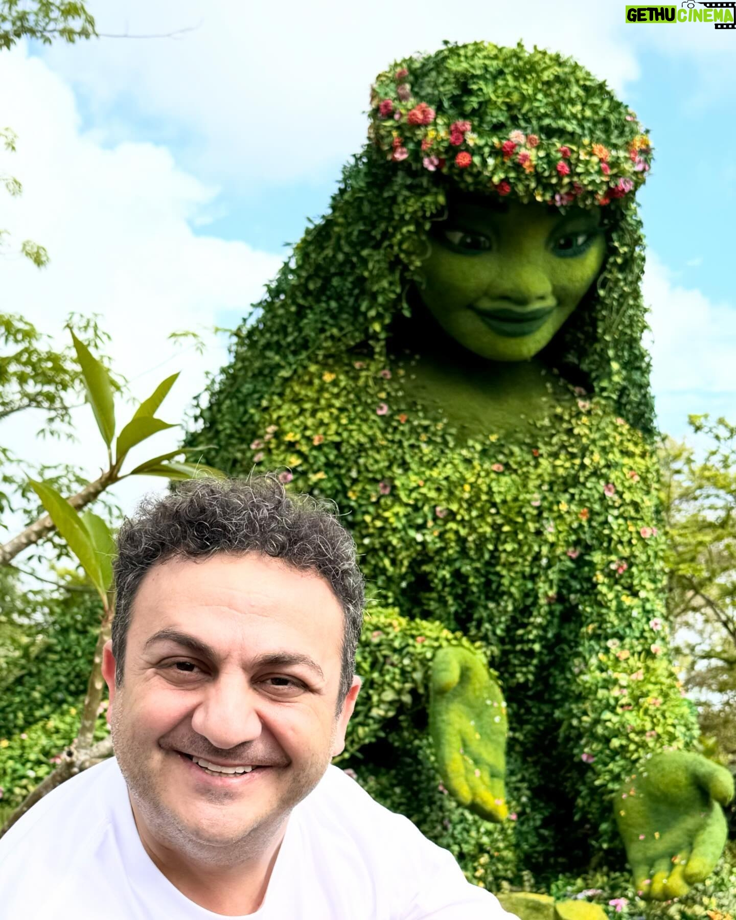Diego Topa - 32.3K Likes - Venir a Disney es siempre increíble. Y con amigos es alucinante. Hace un mes atrás, salió esta idea hermosa de volver juntos con @soymuni y en familia para dejar momentos mágicos guardados en nuestro corazón y sobre todo en el de nuestras hijas. ¡Mitai y Carmelita juntas son una pelicula aparte! Todos los días son una aventura. Lleno de emociones. Acá les dejo algunos momentos en fotos de nuestra visita en EPCOT. Eternamente agradecidos a @disneyworld.latino por acompañarnos siempre ❤️.
1# en la entrada al parque todo está lleno de flores porque se celebra el "International flower garden 2024.
2# Dama y vagabundo
3# El rey Leon
4# y 5# Miti y Carmelita disfrutando
5# posando con el Icono de Epcot la pelota gigante de Golf
6# comiendo un Preztel tradicional.
7# En la tierra de Moana. ¡Qué precioso es!
8# Feliz y agradecido con los personajes de Wish.