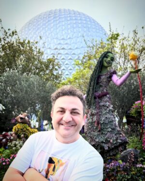 Diego Topa Instagram - Venir a Disney es siempre increíble. Y con amigos es alucinante. Hace un mes atrás, salió esta idea hermosa de volver juntos  con @soymuni y en familia para dejar momentos mágicos guardados en nuestro corazón y sobre todo en el de nuestras hijas. ¡Mitai y Carmelita juntas son una pelicula aparte! Todos los días son una aventura. Lleno de emociones. Acá les dejo algunos momentos en fotos de nuestra visita en EPCOT. Eternamente agradecidos a @disneyworld.latino por acompañarnos siempre ❤️. 
1# en la entrada al parque todo está lleno de flores porque se celebra el "International flower garden 2024. 
2#  Dama y vagabundo 
3# El rey Leon 
4# y 5# Miti y Carmelita disfrutando 
5# posando con el Icono de Epcot la pelota gigante de Golf 
6# comiendo un Preztel tradicional. 
7# En la tierra de Moana. ¡Qué precioso es!
8# Feliz y agradecido con los personajes de Wish.
