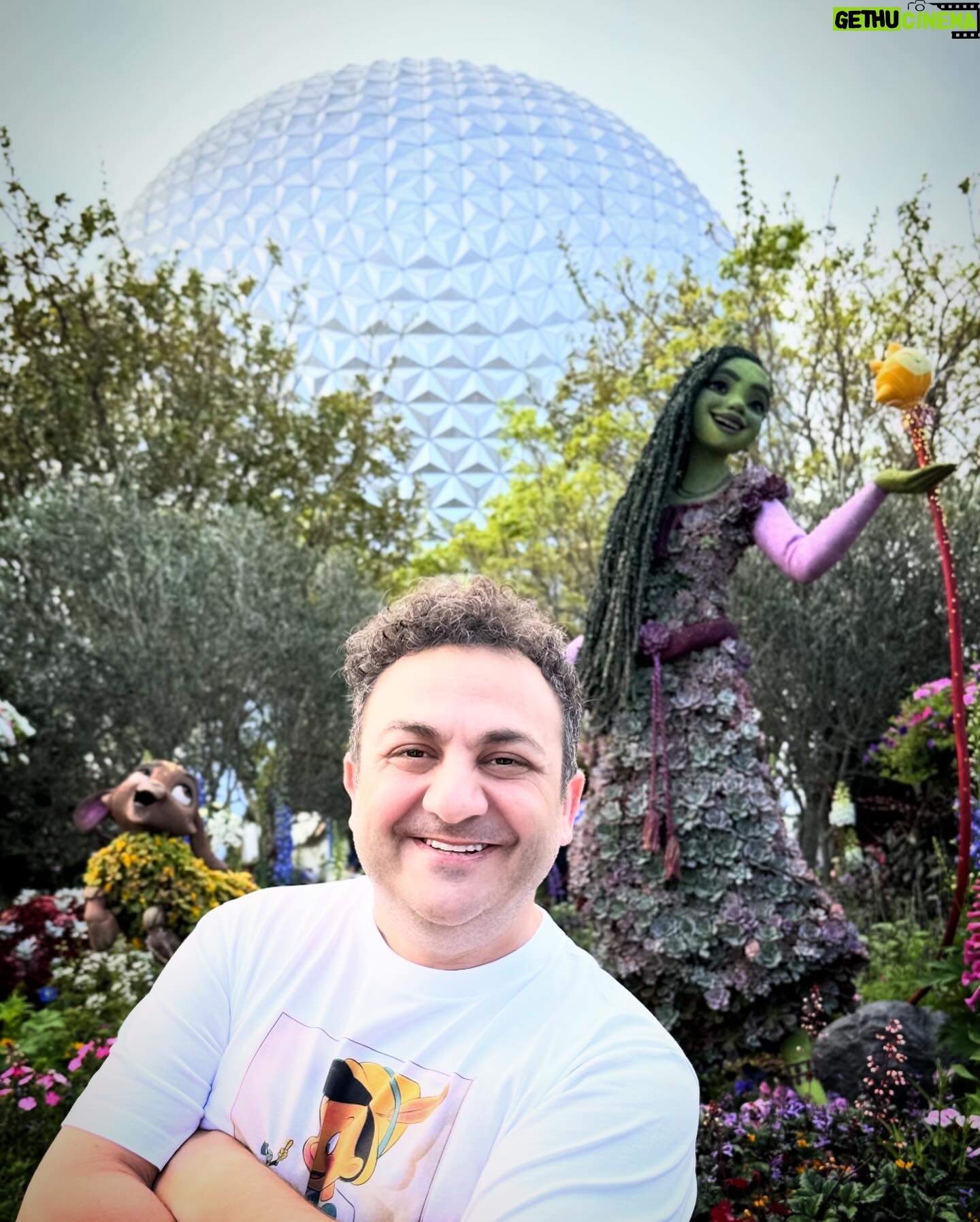 Diego Topa - 32.3K Likes - Venir a Disney es siempre increíble. Y con amigos es alucinante. Hace un mes atrás, salió esta idea hermosa de volver juntos con @soymuni y en familia para dejar momentos mágicos guardados en nuestro corazón y sobre todo en el de nuestras hijas. ¡Mitai y Carmelita juntas son una pelicula aparte! Todos los días son una aventura. Lleno de emociones. Acá les dejo algunos momentos en fotos de nuestra visita en EPCOT. Eternamente agradecidos a @disneyworld.latino por acompañarnos siempre ❤️.
1# en la entrada al parque todo está lleno de flores porque se celebra el "International flower garden 2024.
2# Dama y vagabundo
3# El rey Leon
4# y 5# Miti y Carmelita disfrutando
5# posando con el Icono de Epcot la pelota gigante de Golf
6# comiendo un Preztel tradicional.
7# En la tierra de Moana. ¡Qué precioso es!
8# Feliz y agradecido con los personajes de Wish.