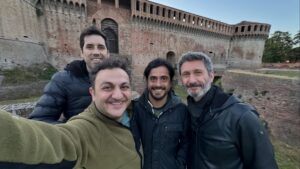 Diego Topa Instagram - Último día de este hermoso mini viaje de trabajo junto a personas que quiero y admiro muchísimo. 

❤️La vida me regala momentos maravillosos junto a mi hermano @fedemonterot que después de casi 2 años nos reencontramos para seguir haciendo música. 

👉🏻Edu es @experienciaproduccion mi nuevo manager y compañero de aventuras laborales cuida cada detalle para que sea increíble. 

Y se preguntan ¿por qué en ITALIA 🇮🇹? 
Porque está el mejor productor de música infantil. @alberto.mantovani.alman para @almankids 💕 . Lo conocí gracias a mi querida amiga @lulipampinoficial cuando vinimos a hacer nuestro precioso disco ✨"VAMOS a JUGAR"✨

Pasamos unos días de muchísimo trabajo grabando canciones increíbles para ustedes. 
En breve ya van a ir escuchándolas para que antes de fin de año. Llegue mi nuevo disco. 

Gracias a mi familia hermosa que desde Buenos Aires me bancan en todas 😍. 

¡Gracias a todos por acompañarme en este nuevo viaje musical!