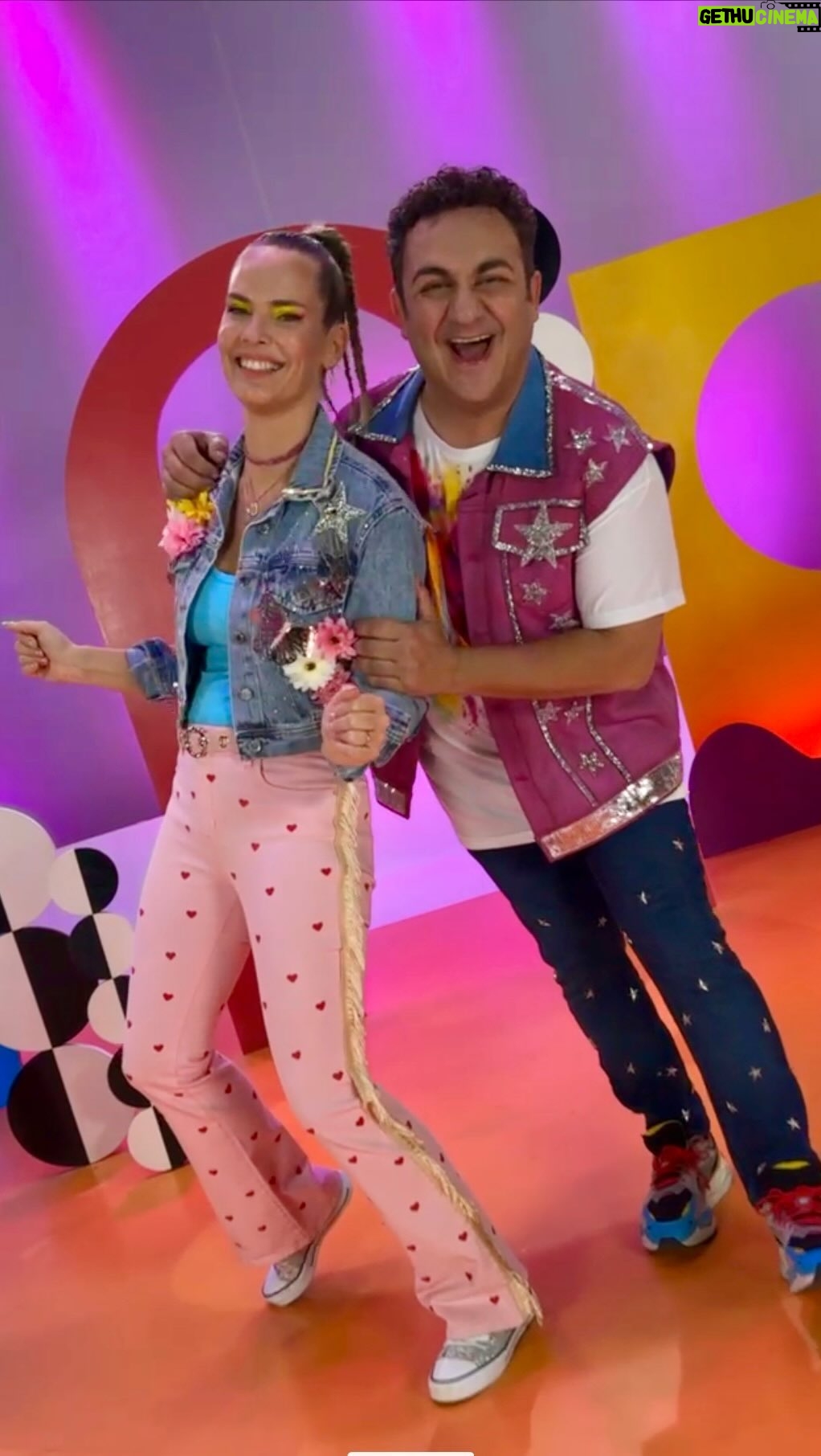 Diego Topa - 11.2K Likes - #fail La magia está intacta. Nuestras macanas también 🤣 Mirá hasta el final
Hoy a las 18hs ya pueden cantar y bailar #pasitos 🎉🌈 en mi canal de YT Soy Muni