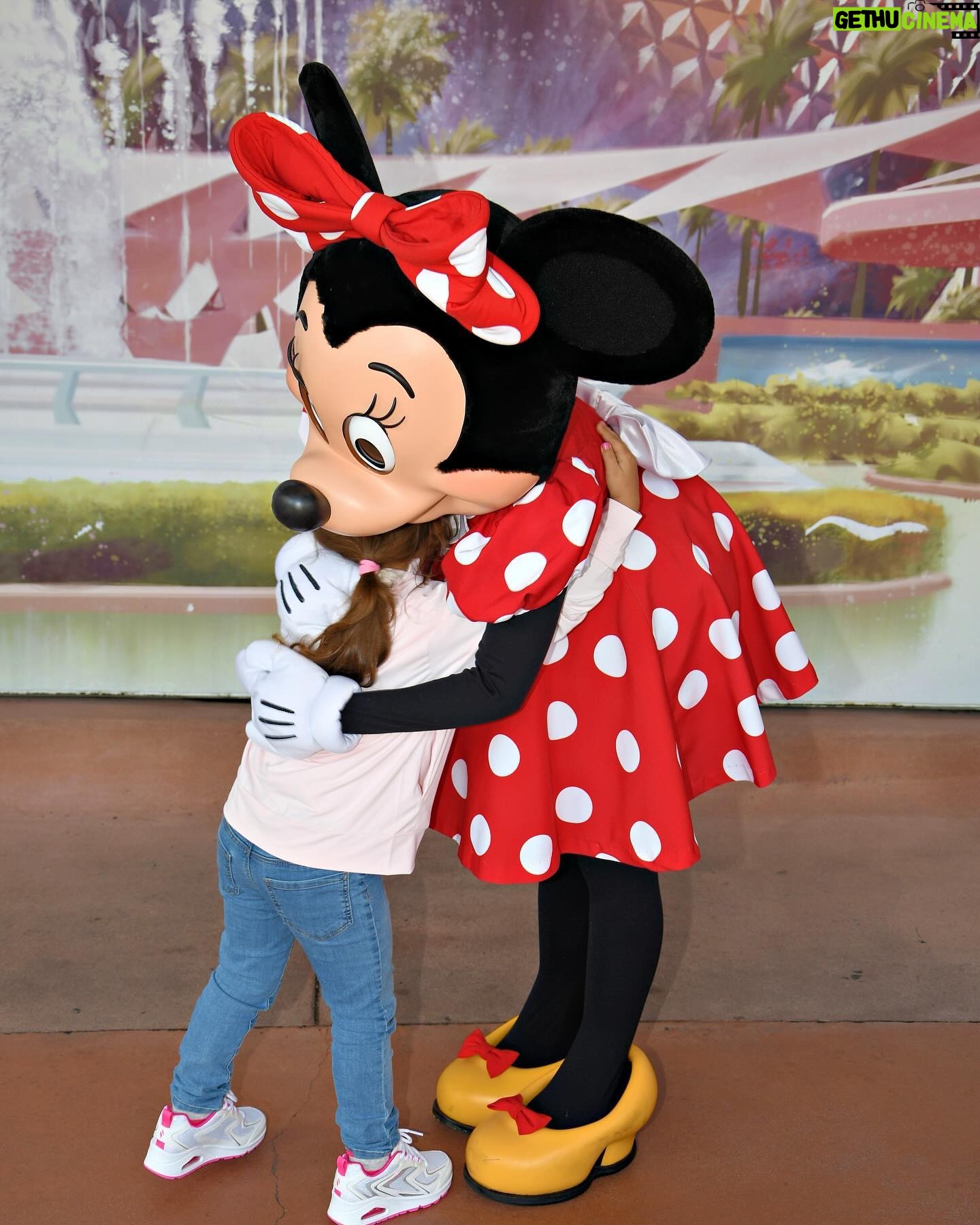 Diego Topa - 22K Likes - Magia, amor, la emoción a flor de piel siempre en @disneyworld.latino ,son momentos que quedan para siempre guardados en el corazón.
De chiquito soñaba siempre con poder conocer Disney World. La vida me regaló, no solo poder conocerlo, sino que trabajar tantos años para una empresa que amo profundamente y me dio la posibilidad de conocer a tantas familias de Latinoamérica.
En los parques pude conocer a muchas familias que venían a pedirme una foto y la frase que siempre me dicen es "fuiste mi infancia" les juro que cada vez que me la dicen. Me llega a lo más profundo de mi corazón. Y siempre estaré agradecido a todos por acompañarme.
Acá en las fotos 📸Quiero compartirles un poco de lo espectacular que fue la visita a los parques.
1# Mitai abrazando a su adorada Minnie 🩷
2# con @soymuni y una Minnie más princesa para la foto.
3# Acá con mi querida Minnie dejando una foto para la posteridad 💫
4# con @soymuni y Mickey que nos recibió siempre con la mejor de las ondas ✨ recordando muchos momentos vividos.
5# luego Mickey se cambió para tomarse una foto con @hugorodriguezok y conmigo, muy ondero 🩵
6# acá con @soucoqueiro un amigo increíble que me hace reír mucho y siempre alerta para sorprenderme.
7# aquí todos juntos en una fotaza en Hollywood Studios.
8# con Muni en la tierra de Avatar.
9# acá con Miti viendo muchos animales en el Safari.
10# acá en la Torre del Terror 😳. Si soy fan! Jajaja en las historias pongo el video.
Gracias infinitas a @disneyworld.latino por regalarnos momentos inolvidables en familia ❤️💙💛💚🧡🩷🩵