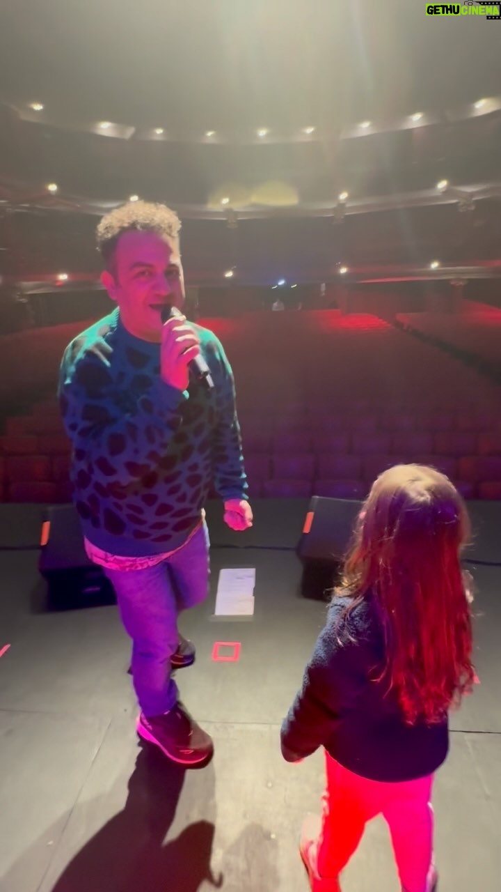 Diego Topa - 8.7K Likes - Papá! ¡¿Puedo probar el sonido con vos?! Me dijo Miti.
¡Claro! Le dije y le di un micrófono! Y esto pasó.
❤️❤️❤️ nada más hermoso que compartir con ella lo que más amo hacer. ✨💕 y su vocecita me desarma el corazón de amor.