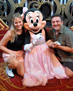 Diego Topa Instagram - Magia, amor, la emoción a flor de piel siempre en @disneyworld.latino ,son momentos que quedan para siempre guardados en el corazón. 
De chiquito soñaba siempre con poder conocer  Disney World. La vida me regaló, no solo poder conocerlo, sino que trabajar tantos años para una empresa que amo profundamente y me dio la posibilidad de conocer a tantas familias de Latinoamérica. 
En los parques pude conocer a muchas familias que venían a pedirme una foto y la frase que siempre me dicen es "fuiste mi infancia" les juro que cada vez que me la dicen. Me llega a lo más profundo de mi corazón. Y siempre estaré agradecido a todos por acompañarme. 

Acá en las fotos 📸Quiero compartirles un poco de lo espectacular que fue la visita a los parques. 

1# Mitai abrazando a su adorada Minnie 🩷 

2# con @soymuni y una Minnie más princesa para la foto.

3# Acá con mi querida Minnie dejando una foto para la posteridad 💫

4# con @soymuni y Mickey que nos recibió siempre con la mejor de las ondas ✨ recordando muchos momentos vividos. 

5# luego Mickey se cambió para tomarse una foto con @hugorodriguezok y conmigo, muy ondero 🩵

6# acá con @soucoqueiro un amigo increíble que me hace reír mucho y siempre alerta para sorprenderme. 

7# aquí todos juntos en una fotaza en Hollywood Studios. 

8#  con Muni en la tierra de Avatar. 

9# acá con Miti viendo muchos animales en el Safari. 

10# acá en la Torre del Terror 😳. Si soy fan! Jajaja en las historias pongo el video. 

 Gracias infinitas a @disneyworld.latino por regalarnos momentos inolvidables en familia ❤️💙💛💚🧡🩷🩵