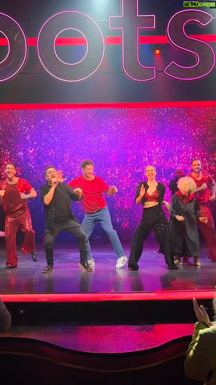 Diego Topa - 2.8K Likes - ¡Noche Magica, donde todo el publico volvio a ser niño por un ratito!
Que lindo es el Teatro :)
Gracias @diegotopaok por regalarnos este momento de felicidad!