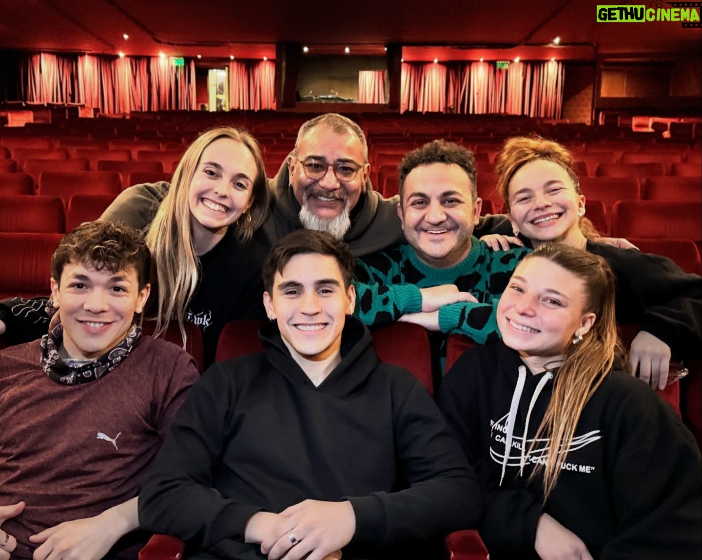 Diego Topa - 2.6K Likes - Mi equipo de dancers 🕺🏾💃🏼de Topa es tiempo de jugar. Esta obra 🎭 maravillosa escrita y dirigida por @emilianodionisi ✨. Acá con ellos. Con mi querido amigo @elnegrocarrizook 🫶🏻 y compañero de tantas obras hermosas que hicimos juntos.
Una vez más en esto que amamos hacer💕.
Estoy feliz de la vida✨. ¡Junto a ellos que realmente lo dan todo💪🏻! Talentosos y tan buenas personas. @camimeiler @leovasone_ @ariel.lopezz_ @julyantonio_ @valenfazio Gracias por acompañarme un año más✨.
Ya estamos listos y preparados para disfrutar desde el 13 de Julio y todas las vacaciones de invierno este gran espectáculo para toda la familia.
Los esperanos.
Únicas Funciones.
Domingo 28 de julio despedida definitiva.
🎫Entradas por @plateanet
con ¡3 cuotas fijas!❤️