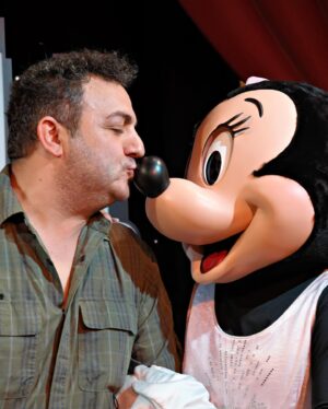 Diego Topa Instagram - Magia, amor, la emoción a flor de piel siempre en @disneyworld.latino ,son momentos que quedan para siempre guardados en el corazón. 
De chiquito soñaba siempre con poder conocer  Disney World. La vida me regaló, no solo poder conocerlo, sino que trabajar tantos años para una empresa que amo profundamente y me dio la posibilidad de conocer a tantas familias de Latinoamérica. 
En los parques pude conocer a muchas familias que venían a pedirme una foto y la frase que siempre me dicen es "fuiste mi infancia" les juro que cada vez que me la dicen. Me llega a lo más profundo de mi corazón. Y siempre estaré agradecido a todos por acompañarme. 

Acá en las fotos 📸Quiero compartirles un poco de lo espectacular que fue la visita a los parques. 

1# Mitai abrazando a su adorada Minnie 🩷 

2# con @soymuni y una Minnie más princesa para la foto.

3# Acá con mi querida Minnie dejando una foto para la posteridad 💫

4# con @soymuni y Mickey que nos recibió siempre con la mejor de las ondas ✨ recordando muchos momentos vividos. 

5# luego Mickey se cambió para tomarse una foto con @hugorodriguezok y conmigo, muy ondero 🩵

6# acá con @soucoqueiro un amigo increíble que me hace reír mucho y siempre alerta para sorprenderme. 

7# aquí todos juntos en una fotaza en Hollywood Studios. 

8#  con Muni en la tierra de Avatar. 

9# acá con Miti viendo muchos animales en el Safari. 

10# acá en la Torre del Terror 😳. Si soy fan! Jajaja en las historias pongo el video. 

 Gracias infinitas a @disneyworld.latino por regalarnos momentos inolvidables en familia ❤️💙💛💚🧡🩷🩵