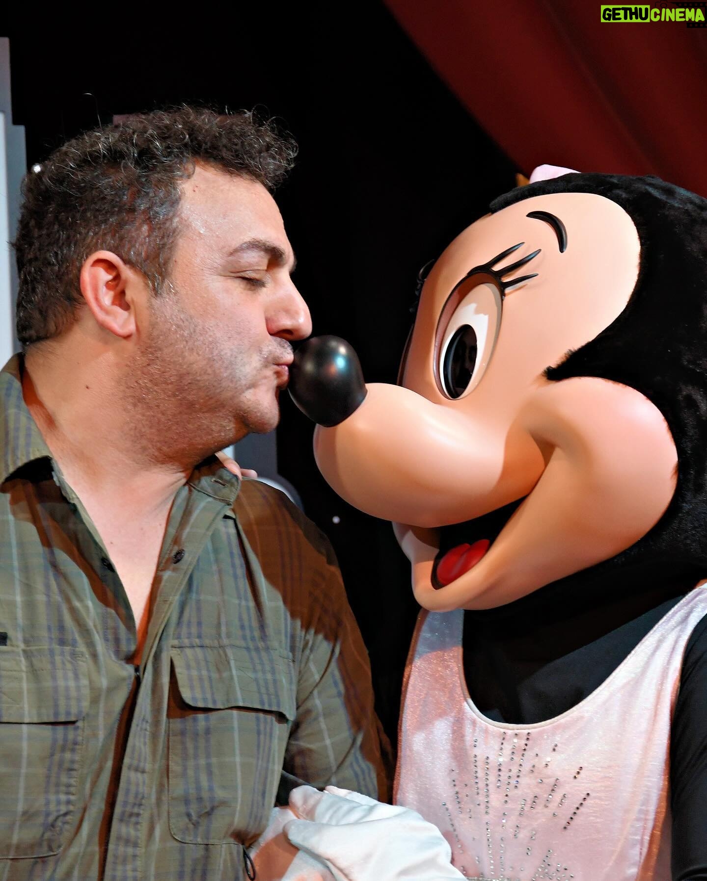 Diego Topa - 22K Likes - Magia, amor, la emoción a flor de piel siempre en @disneyworld.latino ,son momentos que quedan para siempre guardados en el corazón.
De chiquito soñaba siempre con poder conocer Disney World. La vida me regaló, no solo poder conocerlo, sino que trabajar tantos años para una empresa que amo profundamente y me dio la posibilidad de conocer a tantas familias de Latinoamérica.
En los parques pude conocer a muchas familias que venían a pedirme una foto y la frase que siempre me dicen es "fuiste mi infancia" les juro que cada vez que me la dicen. Me llega a lo más profundo de mi corazón. Y siempre estaré agradecido a todos por acompañarme.
Acá en las fotos 📸Quiero compartirles un poco de lo espectacular que fue la visita a los parques.
1# Mitai abrazando a su adorada Minnie 🩷
2# con @soymuni y una Minnie más princesa para la foto.
3# Acá con mi querida Minnie dejando una foto para la posteridad 💫
4# con @soymuni y Mickey que nos recibió siempre con la mejor de las ondas ✨ recordando muchos momentos vividos.
5# luego Mickey se cambió para tomarse una foto con @hugorodriguezok y conmigo, muy ondero 🩵
6# acá con @soucoqueiro un amigo increíble que me hace reír mucho y siempre alerta para sorprenderme.
7# aquí todos juntos en una fotaza en Hollywood Studios.
8# con Muni en la tierra de Avatar.
9# acá con Miti viendo muchos animales en el Safari.
10# acá en la Torre del Terror 😳. Si soy fan! Jajaja en las historias pongo el video.
Gracias infinitas a @disneyworld.latino por regalarnos momentos inolvidables en familia ❤️💙💛💚🧡🩷🩵