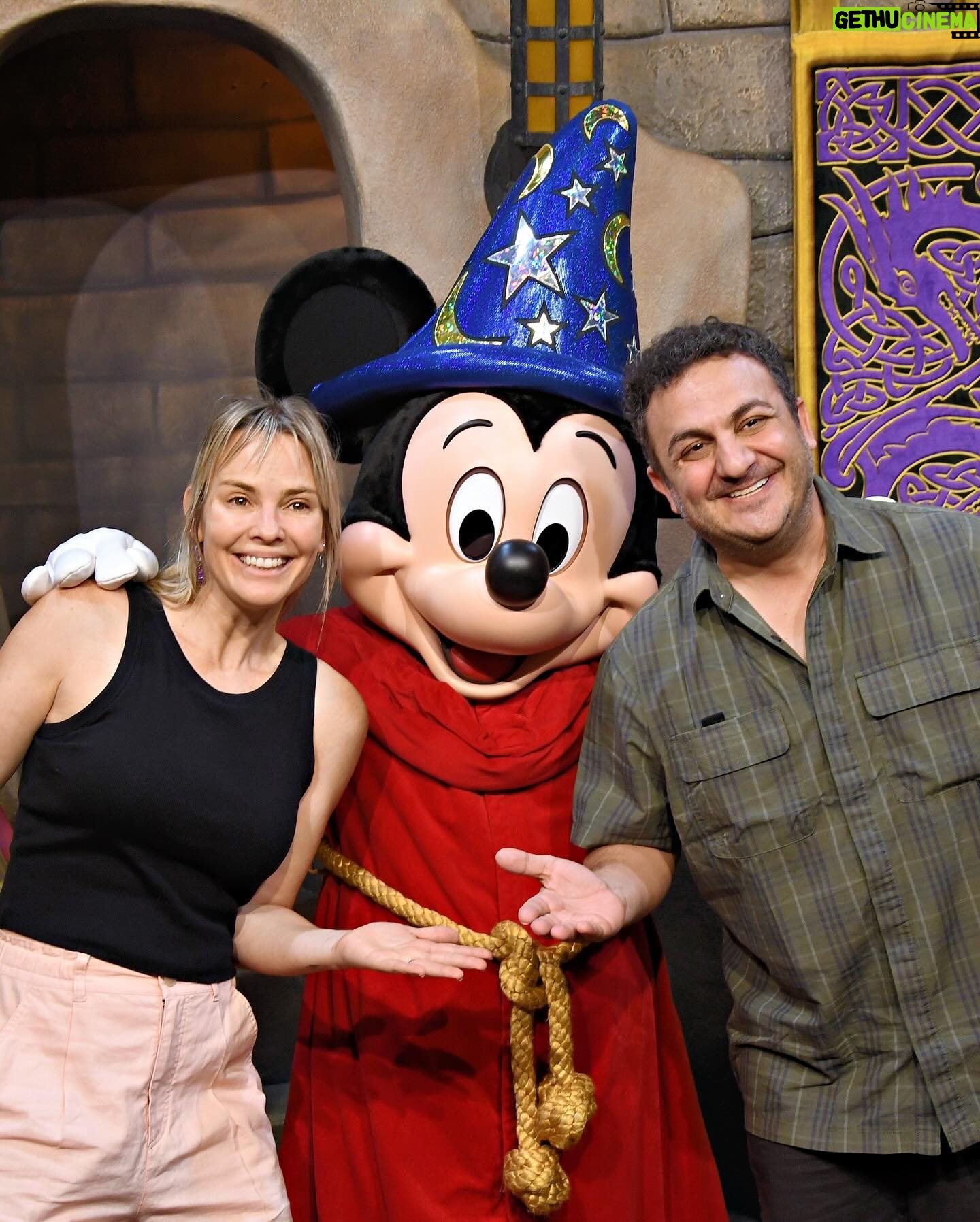 Diego Topa - 22K Likes - Magia, amor, la emoción a flor de piel siempre en @disneyworld.latino ,son momentos que quedan para siempre guardados en el corazón.
De chiquito soñaba siempre con poder conocer Disney World. La vida me regaló, no solo poder conocerlo, sino que trabajar tantos años para una empresa que amo profundamente y me dio la posibilidad de conocer a tantas familias de Latinoamérica.
En los parques pude conocer a muchas familias que venían a pedirme una foto y la frase que siempre me dicen es "fuiste mi infancia" les juro que cada vez que me la dicen. Me llega a lo más profundo de mi corazón. Y siempre estaré agradecido a todos por acompañarme.
Acá en las fotos 📸Quiero compartirles un poco de lo espectacular que fue la visita a los parques.
1# Mitai abrazando a su adorada Minnie 🩷
2# con @soymuni y una Minnie más princesa para la foto.
3# Acá con mi querida Minnie dejando una foto para la posteridad 💫
4# con @soymuni y Mickey que nos recibió siempre con la mejor de las ondas ✨ recordando muchos momentos vividos.
5# luego Mickey se cambió para tomarse una foto con @hugorodriguezok y conmigo, muy ondero 🩵
6# acá con @soucoqueiro un amigo increíble que me hace reír mucho y siempre alerta para sorprenderme.
7# aquí todos juntos en una fotaza en Hollywood Studios.
8# con Muni en la tierra de Avatar.
9# acá con Miti viendo muchos animales en el Safari.
10# acá en la Torre del Terror 😳. Si soy fan! Jajaja en las historias pongo el video.
Gracias infinitas a @disneyworld.latino por regalarnos momentos inolvidables en familia ❤️💙💛💚🧡🩷🩵