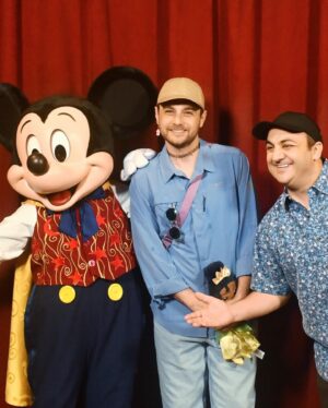 Diego Topa Instagram - Magia, amor, la emoción a flor de piel siempre en @disneyworld.latino ,son momentos que quedan para siempre guardados en el corazón. 
De chiquito soñaba siempre con poder conocer  Disney World. La vida me regaló, no solo poder conocerlo, sino que trabajar tantos años para una empresa que amo profundamente y me dio la posibilidad de conocer a tantas familias de Latinoamérica. 
En los parques pude conocer a muchas familias que venían a pedirme una foto y la frase que siempre me dicen es "fuiste mi infancia" les juro que cada vez que me la dicen. Me llega a lo más profundo de mi corazón. Y siempre estaré agradecido a todos por acompañarme. 

Acá en las fotos 📸Quiero compartirles un poco de lo espectacular que fue la visita a los parques. 

1# Mitai abrazando a su adorada Minnie 🩷 

2# con @soymuni y una Minnie más princesa para la foto.

3# Acá con mi querida Minnie dejando una foto para la posteridad 💫

4# con @soymuni y Mickey que nos recibió siempre con la mejor de las ondas ✨ recordando muchos momentos vividos. 

5# luego Mickey se cambió para tomarse una foto con @hugorodriguezok y conmigo, muy ondero 🩵

6# acá con @soucoqueiro un amigo increíble que me hace reír mucho y siempre alerta para sorprenderme. 

7# aquí todos juntos en una fotaza en Hollywood Studios. 

8#  con Muni en la tierra de Avatar. 

9# acá con Miti viendo muchos animales en el Safari. 

10# acá en la Torre del Terror 😳. Si soy fan! Jajaja en las historias pongo el video. 

 Gracias infinitas a @disneyworld.latino por regalarnos momentos inolvidables en familia ❤️💙💛💚🧡🩷🩵