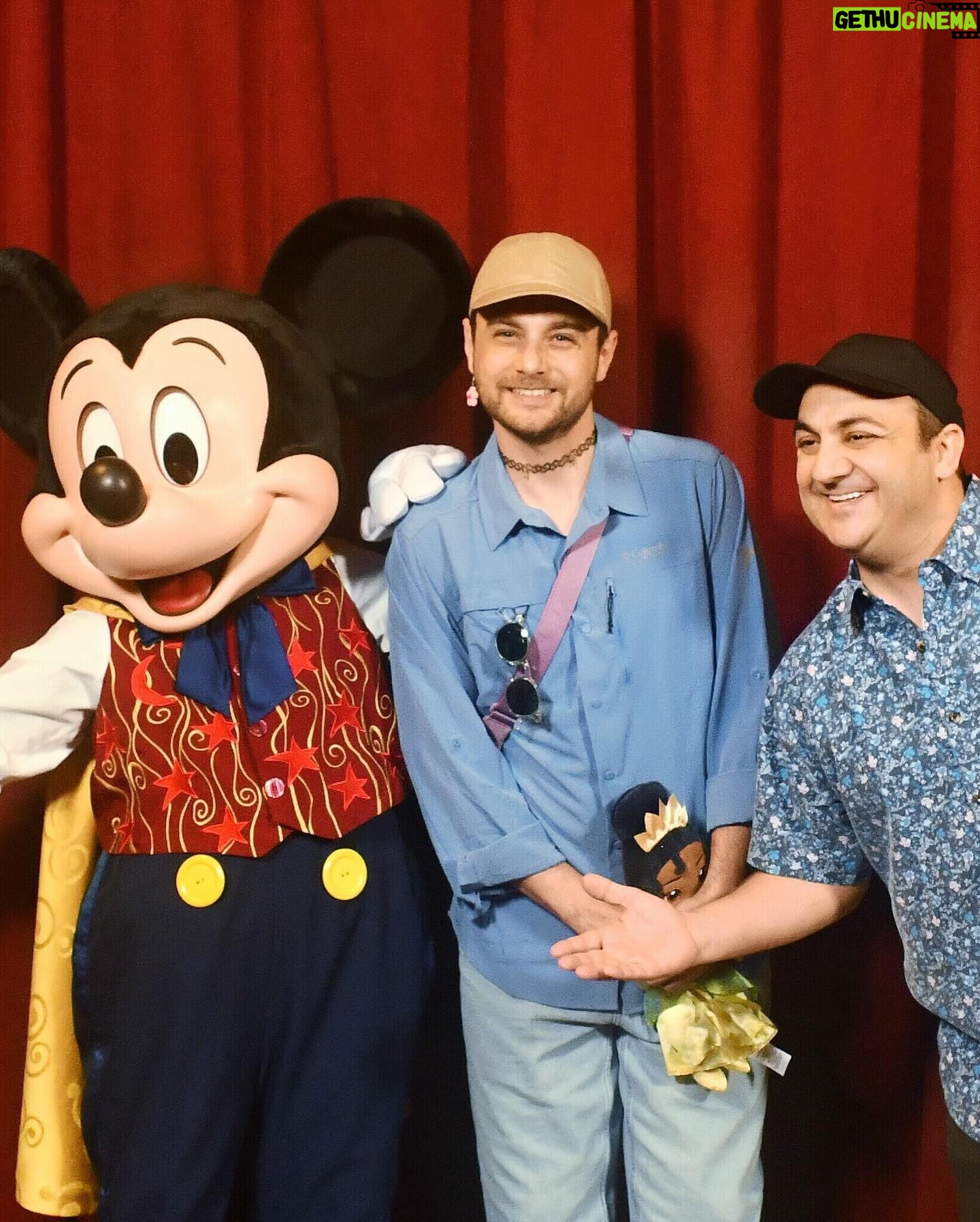 Diego Topa - 22K Likes - Magia, amor, la emoción a flor de piel siempre en @disneyworld.latino ,son momentos que quedan para siempre guardados en el corazón.
De chiquito soñaba siempre con poder conocer Disney World. La vida me regaló, no solo poder conocerlo, sino que trabajar tantos años para una empresa que amo profundamente y me dio la posibilidad de conocer a tantas familias de Latinoamérica.
En los parques pude conocer a muchas familias que venían a pedirme una foto y la frase que siempre me dicen es "fuiste mi infancia" les juro que cada vez que me la dicen. Me llega a lo más profundo de mi corazón. Y siempre estaré agradecido a todos por acompañarme.
Acá en las fotos 📸Quiero compartirles un poco de lo espectacular que fue la visita a los parques.
1# Mitai abrazando a su adorada Minnie 🩷
2# con @soymuni y una Minnie más princesa para la foto.
3# Acá con mi querida Minnie dejando una foto para la posteridad 💫
4# con @soymuni y Mickey que nos recibió siempre con la mejor de las ondas ✨ recordando muchos momentos vividos.
5# luego Mickey se cambió para tomarse una foto con @hugorodriguezok y conmigo, muy ondero 🩵
6# acá con @soucoqueiro un amigo increíble que me hace reír mucho y siempre alerta para sorprenderme.
7# aquí todos juntos en una fotaza en Hollywood Studios.
8# con Muni en la tierra de Avatar.
9# acá con Miti viendo muchos animales en el Safari.
10# acá en la Torre del Terror 😳. Si soy fan! Jajaja en las historias pongo el video.
Gracias infinitas a @disneyworld.latino por regalarnos momentos inolvidables en familia ❤️💙💛💚🧡🩷🩵