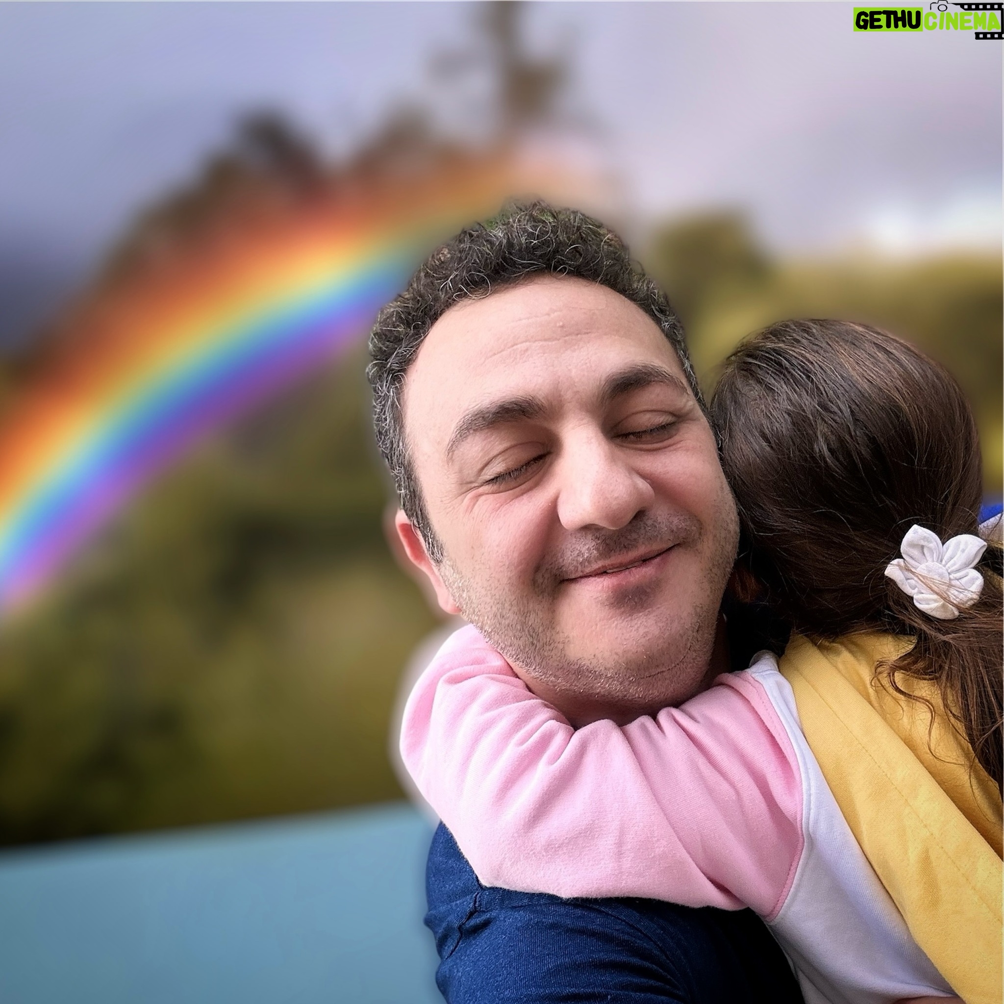 Diego Topa - 53.8K Likes - ¡Feliz día Papi! Su vocecita diciéndome eso.
Aún es un sueño para mi. Agradezco a la vida por darme la oportunidad más enorme, que es ser papá.
Aprendo cada día algo nuevo.
Gracias Miti por darme uno de los desafíos más increíbles, el papel más grande de mi vida.
Ser Papá ❤️.
Feliz día para todos los papás del mundo.