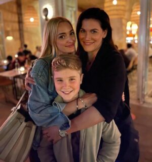 Diesel La Torraca Instagram - #PEACHES N #QUEEN 🍑👑

📸 @johunt777 

Just Me n my Queen Peaches!!! 
So blessed to have these amazing Queens of screen in my life!  @briannehowey @debrajfisher you are unmatchable ❤️
#ginnyandgeorgia #theloveisreal #gngbts @gngbts