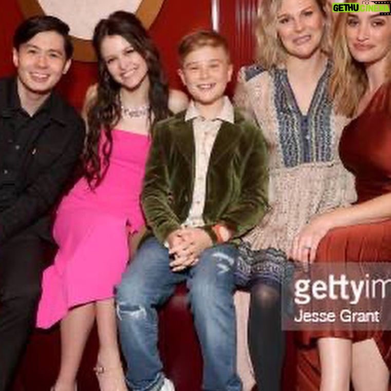 Diesel La Torraca - 13.1K Likes - Love thy #neighbor
Some “Baker” love for y’all ❤️❤️
#ginnyandgeorgia #maxinebaker #ellenbaker #neighbors #lovethyneighbor #austinmiller #georgiamiller #season2 #pressday #press
Are you even ready for January 5 !!! 🤩🍑❤️