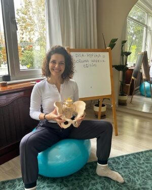 Dila Bayrak Instagram - • 
Doğuma Hazırlık Eğitimimizden kareler💫
Bol bol anlattık; doğum, pelvis, nefes, anne, baba, bebek, hastane, kasılma, rahim, diyafram ve daha neler neler😍
Bilgi, nefes ve hareket dolu, keyifli bir eğitim oldu🙏🏻

Yeni bir kavuşmayı iple çekiyoruz

@refikaileilkadimlar 
@majorsstudio 

#doğum 
#doğumahazırlık 
#doğumahazırlıkeğitimi 
#nefes
#hamileyogası 
#doula