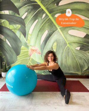 Dila Bayrak Instagram - •
Hamile Yogasında klasik yoga pozlarının farklı versiyonlarıyla çalışıyoruz. Daha etkili çalışmalar ve doğuma hazırlık desteğine dayalı egzersizler için bazı ekipmanları kullanmayı seviyor ve öneriyorum. 👍🏻

Bu ekipmanları ve kullanım örneklerini sizler için hazırladım. 😇

🔸Küçük pilates topu; kol, göğüs, omuz ve sırt bölgesini çalışırken elinizde, kalça açıcı ve pelvik taban kaslarını çalıştırmak için kuyruk sokumunuzun altında küçük toptan destek alabilirsiniz.

🔸Direnç lastiği; kol, göğüs, sırt ve omuz bölgesi çalışırken elinizde, esneme hareketlerinde ayak altına geçirerek direnç lastiğini kullanabilirsiniz.

🔸Blok; kalçada farklı açılarda kalça açıklığını desteklemek için ayakta ya da dört ayak masa pozisyonundayken sırayla tek ayağınızın/dizinizin altına yoga bloğu koyarak çalışabilirsiniz.

🔸Büyük pilates topu; bir gebenin olmazsa olmaz ekipmanı, başımızın tacı büyük pilates topumuzun kullanımı gebelikte çok çeşitli. Özellikle üzerinde oturarak sayısız kalça çalışması ve doğum desteği hareketleri yapabilirsiniz. Üzerine oturmadan ellerinizle tuttuğunuz büyük toptan esnemeler için destek alabilirsiniz.

#yoga
#hamileyogası
#hamile #hamilelik
#yogainspiration
#yogapractise
#yogapose
#dilabayrakhamileyogası
#dilabayrakyoganefes
#andanefestedoğumda