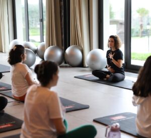 Dila Bayrak Instagram - Canım işim, çok seviyorum anlatmayı, paylaşmayı. Gebelik gibi eşsiz bir yolculukta anne adaylarıyla birlikte yürümeyi. Bu alana ve yol arkadaşlarıma sonsuz şükür ve teşekkür ederim. Bu hafta sonu 35. Campalle ile bir Doğuma Hazırlık Kampını daha şahane anlarla geride bıraktık, nicelerine🙏🏻

Tüm görseller efsane @gamzelibebekler 
İyi ki @camp.alle ailesinin bir parçasıyım.
İyi ki @furkankayabasoglu 
İyi ki @assem_ergur 
Tüm ekibin şahane dostluğu iyi ki
@ebekadinhurcan @ceydaborcasigorta @_burcukms_ @oykmmlkksgl @munevveerpektas @kubraasayy @ebebeyyza @petsandkidsorganizasyon
