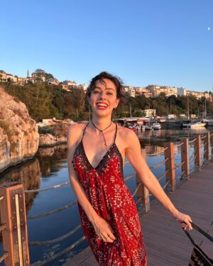 Dilara Aras Instagram - Ağustos böceği geziyoo🎉🦢💃🏻