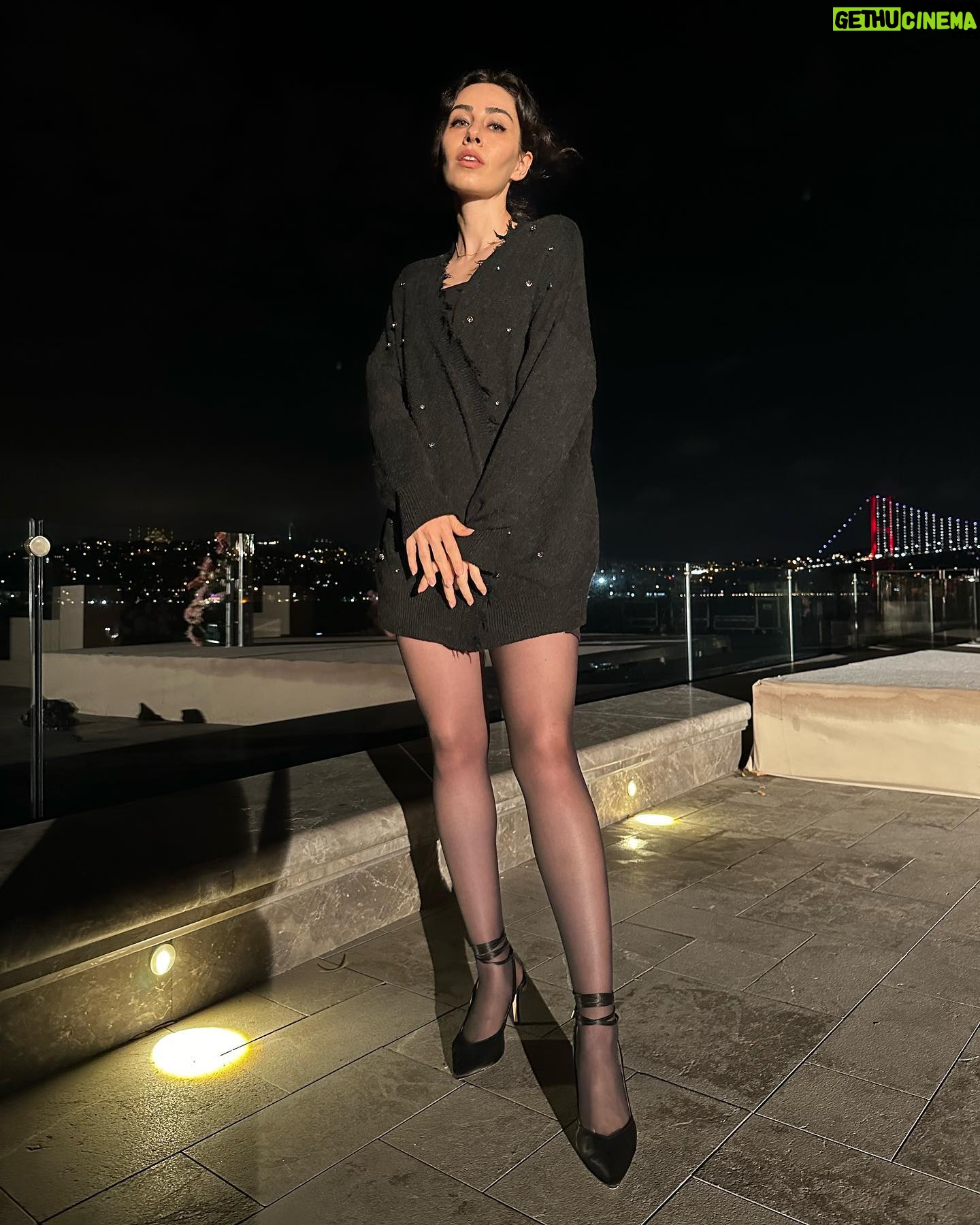 Dilara Aras - 1K Likes - Gecenin sonunda eve döndüğüm yakışıklı son fotoda🤭