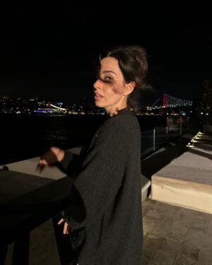 Dilara Aras Instagram - Gecenin sonunda eve döndüğüm yakışıklı son fotoda🤭