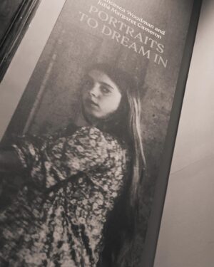 Dilek Yorulmaz Instagram - #francescawoodman 
.
.
.
Francesca Woodman was an American photographer known for her black-and-white self-portraits. Despite her short career, which ended with her suicide at the age of 22, Woodman produced over 800 untitled prints. Influenced by Surrealism and Conceptual Art, her work often featured recurring symbolic motifs such as birds, mirrors, and skulls. 
.
.
.
Francesca Woodman and Julia Margaret Cameron’s dreamy photographs in London ‘Portraits to Dream In’ is currently on show at London’s National Portrait Gallery.
.
.
.
#francescawoodmanphotography #fancesca #photography #nationalportraitgallery #nationalportraitgallerylondon #juliamargaretcameron #photography #photographer #portraitstodreamin #portraitstodreaminexhibition #womenphotographers #