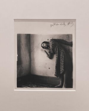 Dilek Yorulmaz Instagram - #francescawoodman 
.
.
.
Francesca Woodman was an American photographer known for her black-and-white self-portraits. Despite her short career, which ended with her suicide at the age of 22, Woodman produced over 800 untitled prints. Influenced by Surrealism and Conceptual Art, her work often featured recurring symbolic motifs such as birds, mirrors, and skulls. 
.
.
.
Francesca Woodman and Julia Margaret Cameron’s dreamy photographs in London ‘Portraits to Dream In’ is currently on show at London’s National Portrait Gallery.
.
.
.
#francescawoodmanphotography #fancesca #photography #nationalportraitgallery #nationalportraitgallerylondon #juliamargaretcameron #photography #photographer #portraitstodreamin #portraitstodreaminexhibition #womenphotographers #