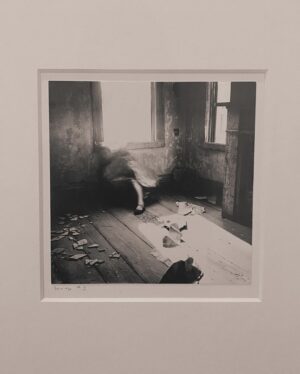 Dilek Yorulmaz Instagram - #francescawoodman 
.
.
.
Francesca Woodman was an American photographer known for her black-and-white self-portraits. Despite her short career, which ended with her suicide at the age of 22, Woodman produced over 800 untitled prints. Influenced by Surrealism and Conceptual Art, her work often featured recurring symbolic motifs such as birds, mirrors, and skulls. 
.
.
.
Francesca Woodman and Julia Margaret Cameron’s dreamy photographs in London ‘Portraits to Dream In’ is currently on show at London’s National Portrait Gallery.
.
.
.
#francescawoodmanphotography #fancesca #photography #nationalportraitgallery #nationalportraitgallerylondon #juliamargaretcameron #photography #photographer #portraitstodreamin #portraitstodreaminexhibition #womenphotographers #
